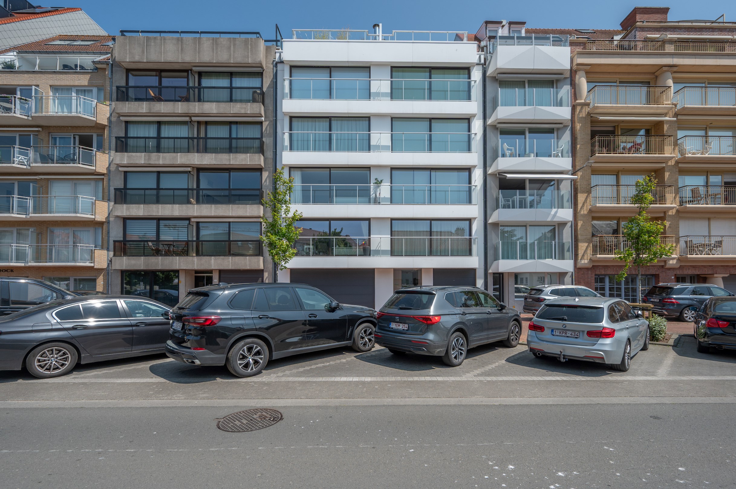 Prachtig instapklaar duplex-appartement met zonnige terrassen genietend van een open zicht en tevens zeezicht (Mogelijkheid tot aankoop van een inpandige garagebox). 