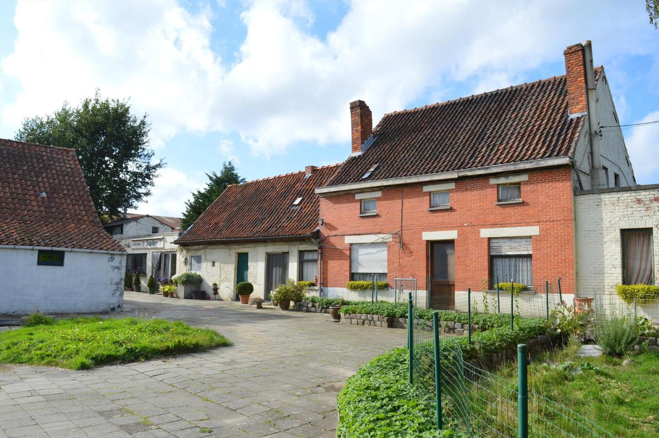 Manege met binnenpiste en 38 boxen op ca. 1,33ha te Destelbergen 