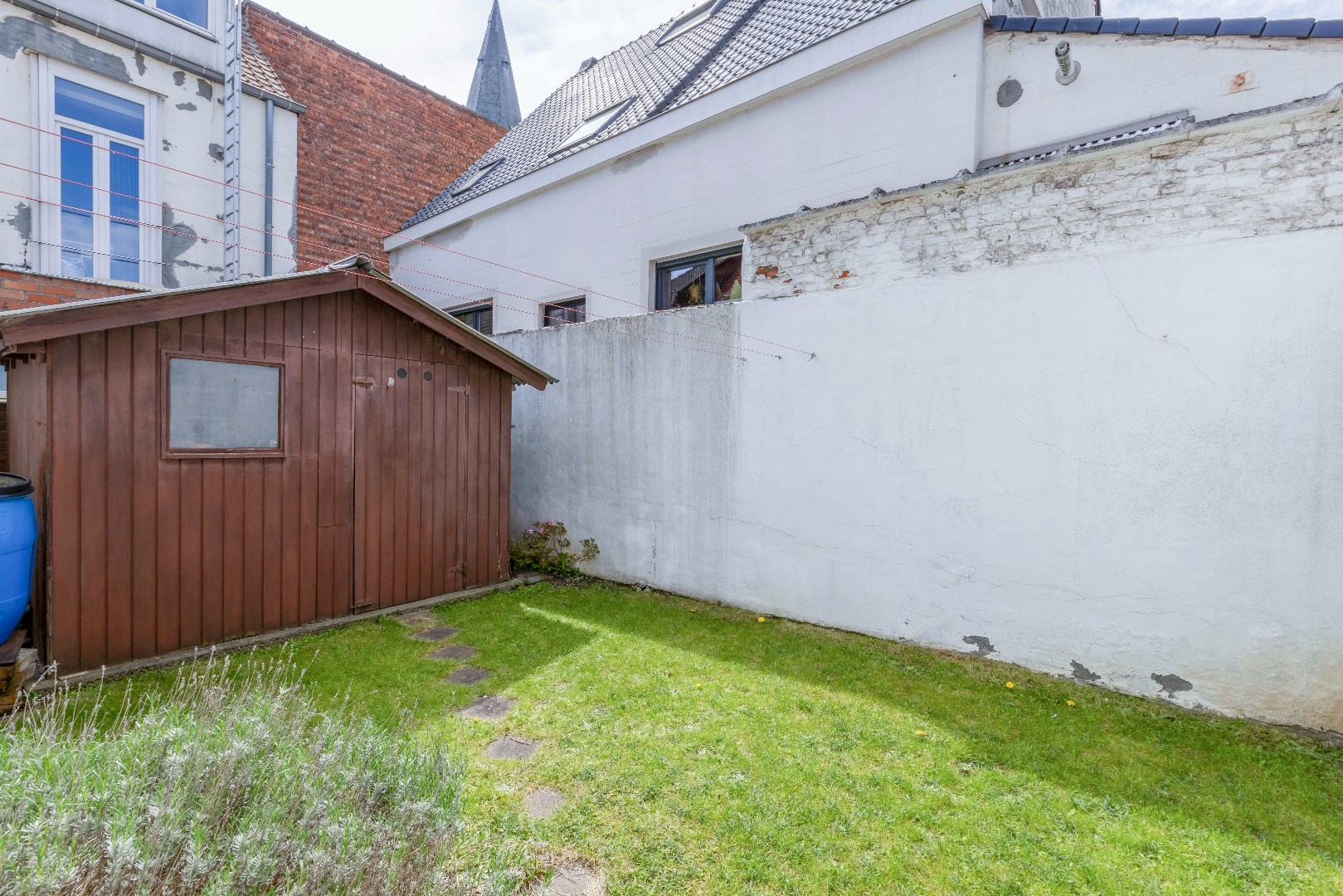 Te renoveren woning met tuin te Gent. 