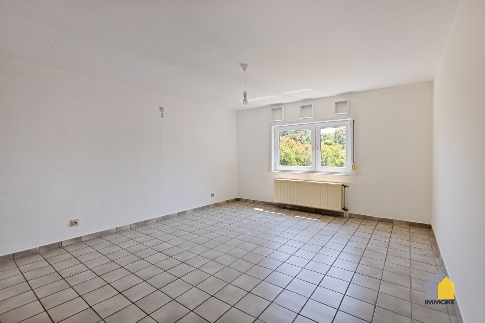 Halfvrijstaande woning met 3 slpks en grote polyvalente ruimte op perceel van 5 a 25 ca. 