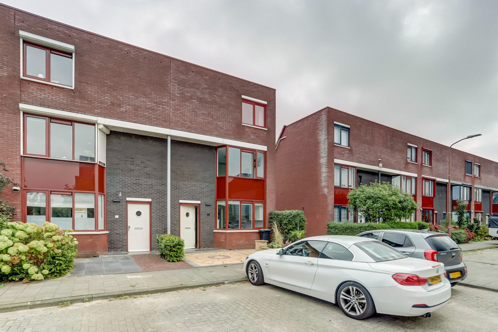 Kopers opgelet! Zonder te klussen te betrekken! Goed onderhouden 4-kamer hoekwoning met 3 ruime slaapkamers, moderne badkamer, ruime tuin op het zuidoosten, 10 zonnepanelen en gelegen op eigen grond! 