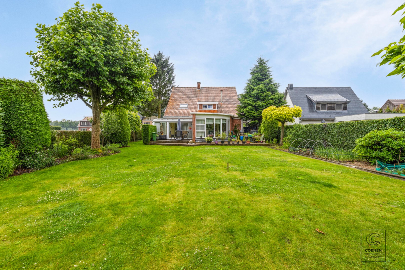 Ruime woning met bew. opp. van 250 m&#178;, 4 slpk&#39;s op 1405 m&#178; op een schitterende locatie te Wijnegem! 