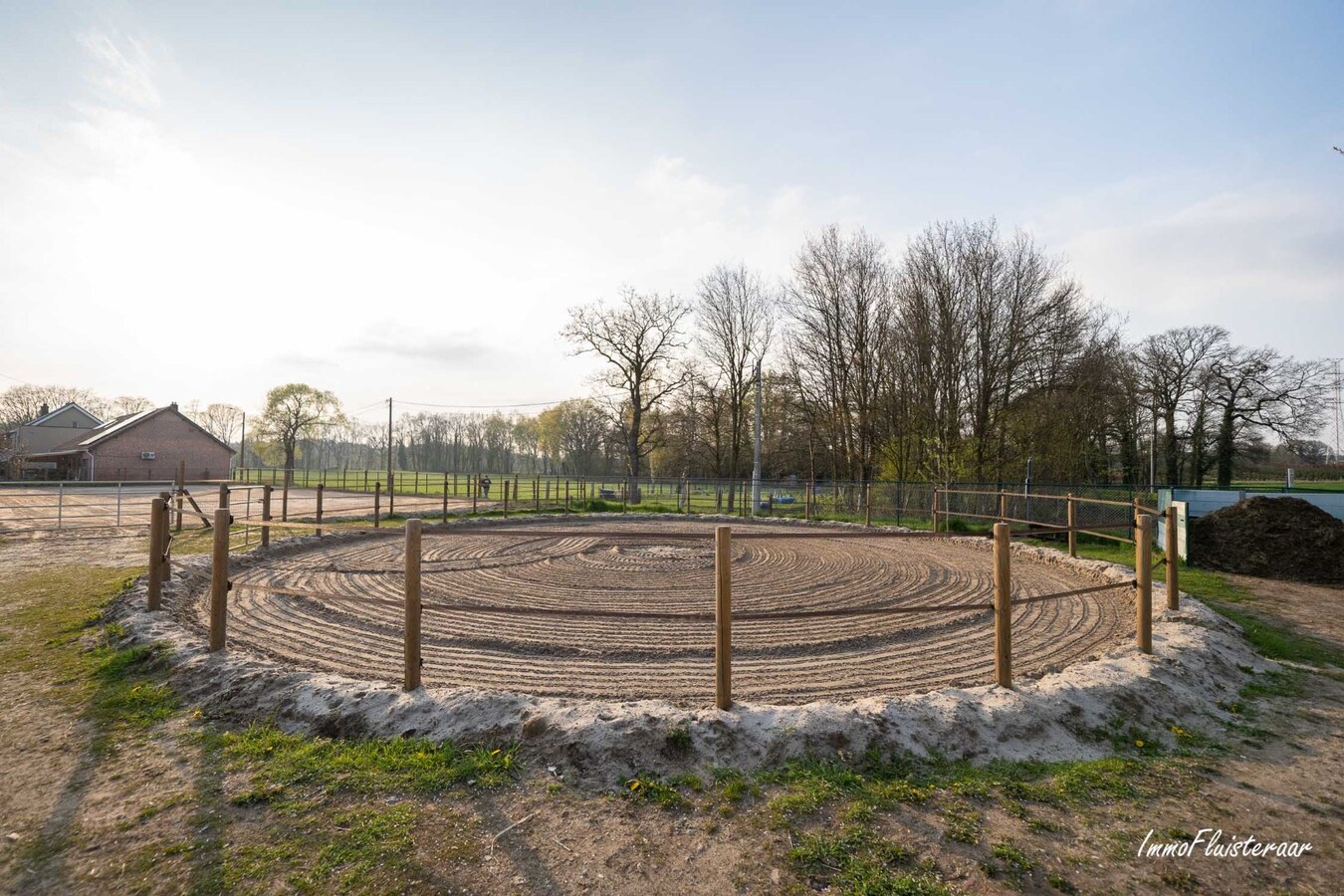 Recent gerenoveerde eigendom met stallen op ca. 35 are te Ham 