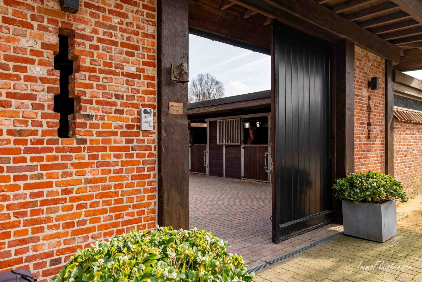 Exclusive country house with equestrian facilities and indoor arena on approx. 1.8 ha in Wuustwezel (Possibility to purchase approx. 6 ha of adjacent pastureland) 