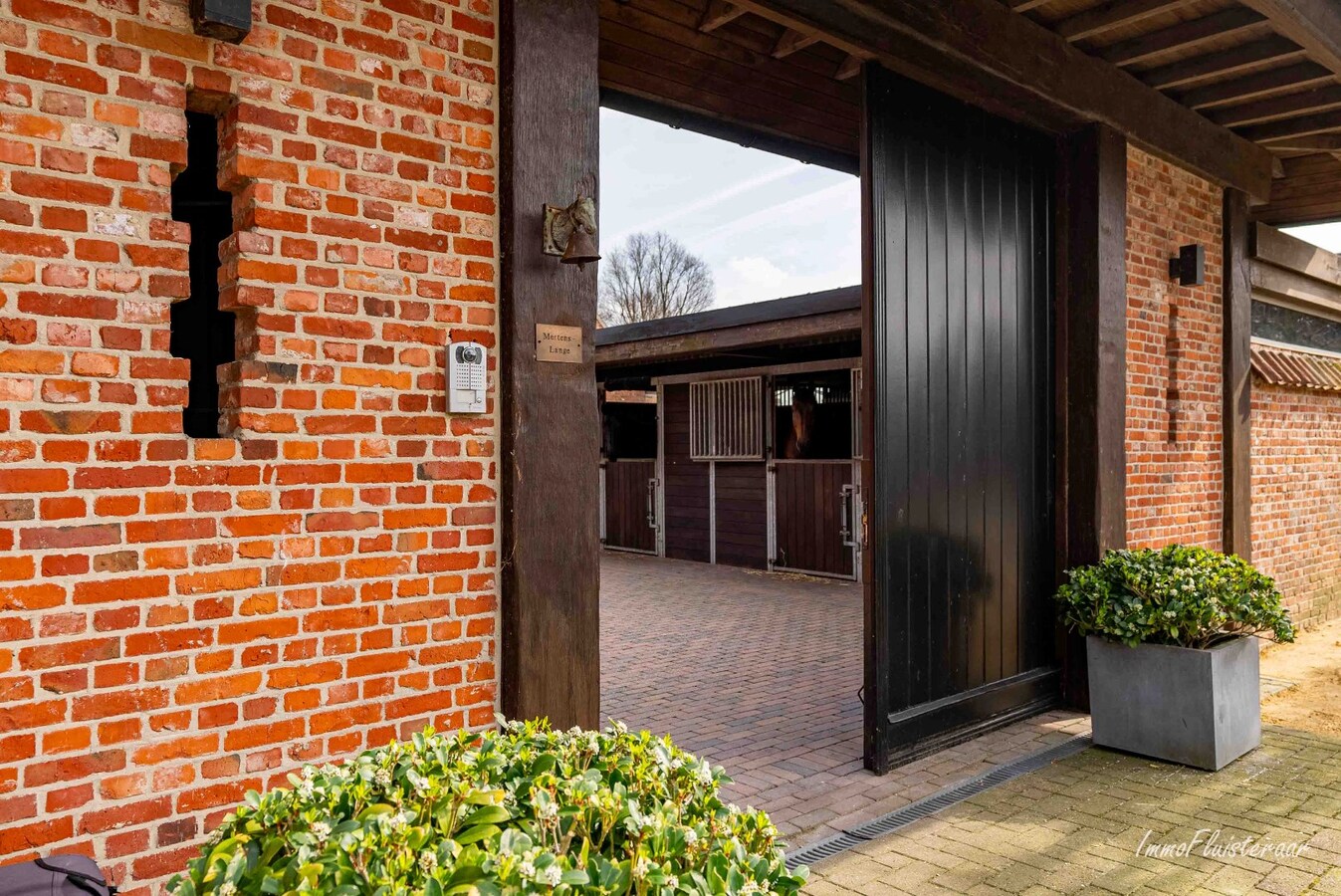 Exclusief landhuis met paardenfaciliteit op ca. 2,6 ha in Wuustwezel, (met mogelijkheid tot aankoop van ca. 6 ha aangrenzend weiland) 