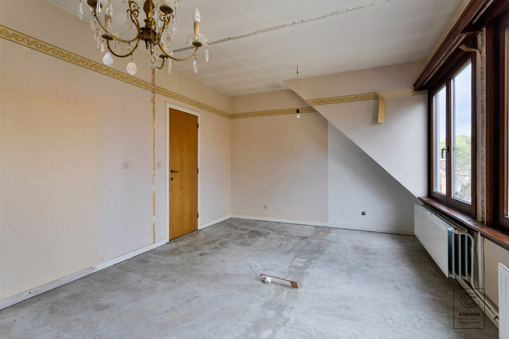 Te renoveren bel-&#233;tage woning (147 m&#178; bew. opp.) met 2 slaapkamers en tuin, centraal gelegen in Borsbeek! 