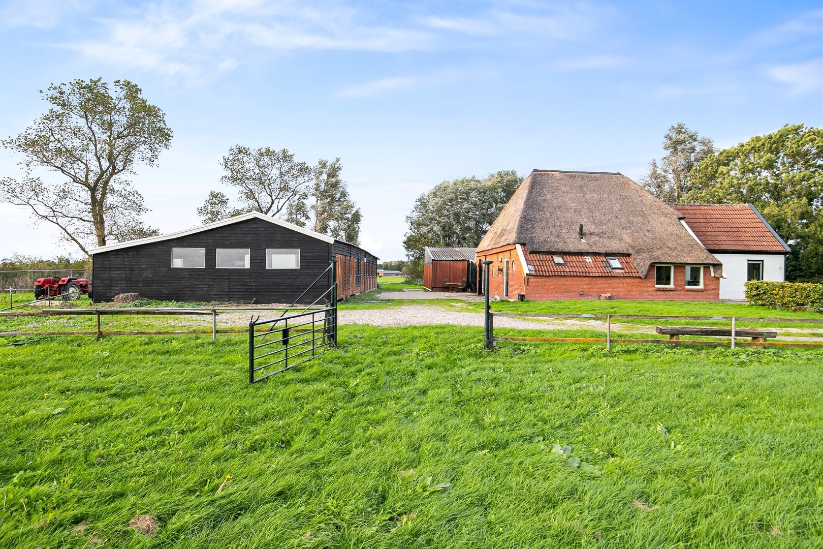 Landelijk wonen met vele mogelijkheden zo kan deze prachtige woonboerderij het beste worden omschreven! 