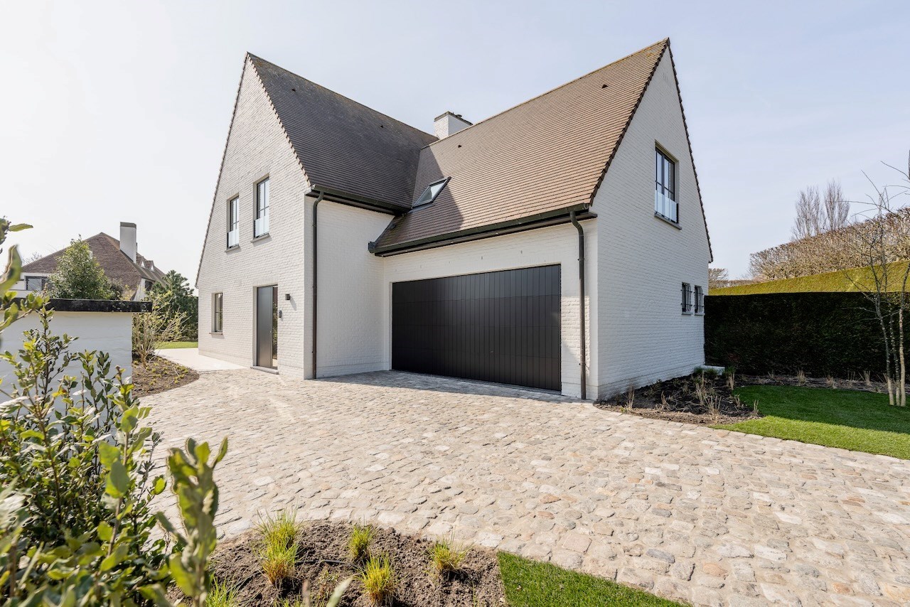 Prachtig gerenoveerde alleenstaande woning met oprit gelegen in een rustige wijk in Knokke nabij de Magere Schorre. 