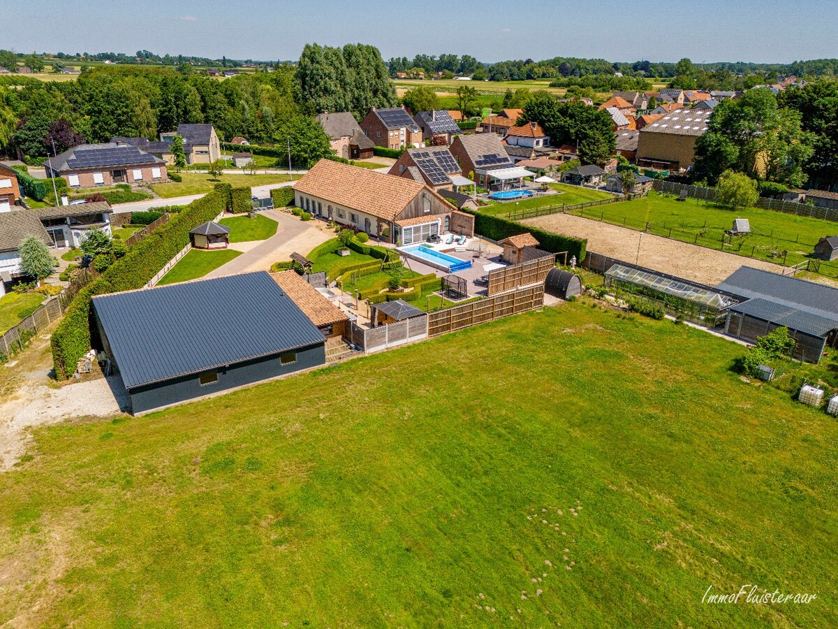 Beautiful ready-to-move-in long-farmhouse with horse stables and pasture on approximately 1.4 hectares in Geetbets. 