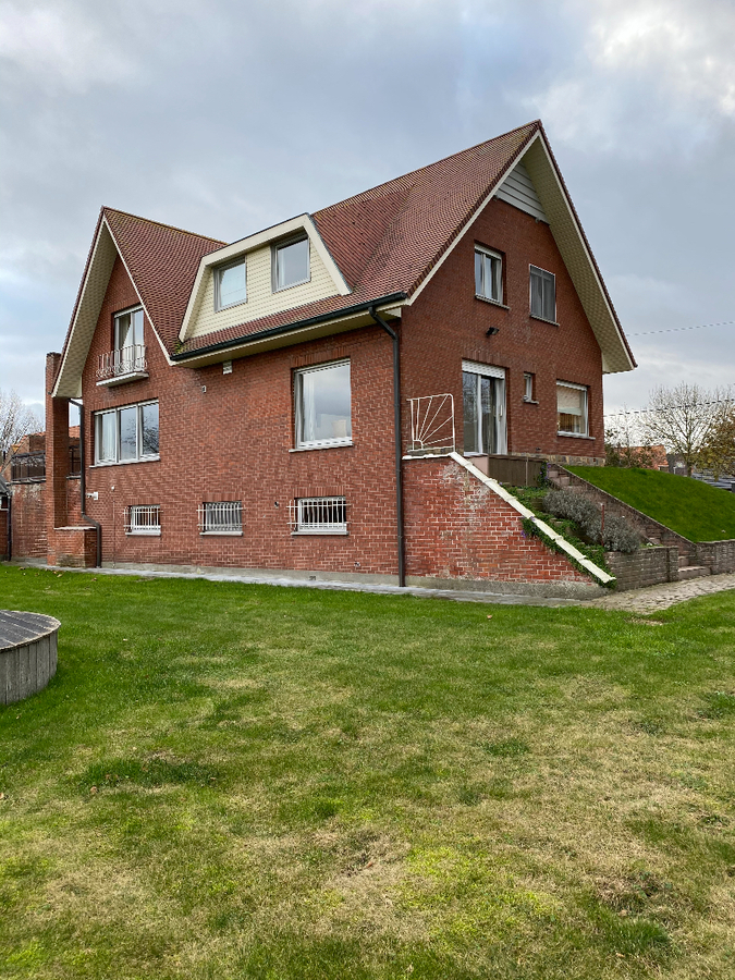 Alleenstaande woning met 4 slaapkamers te Leke 