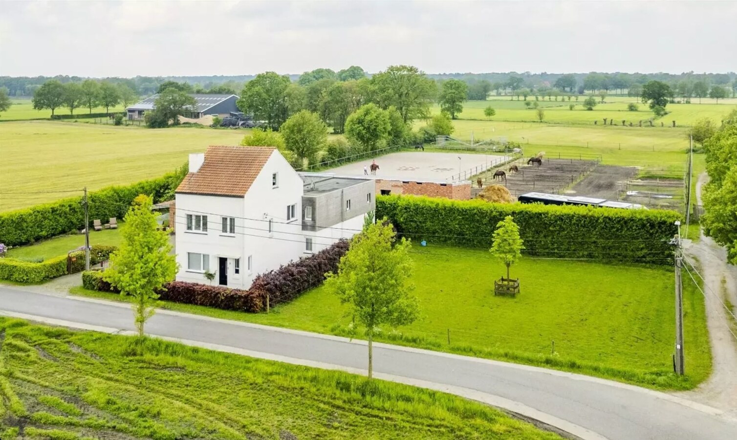 Magnifiquement situ&#233;e, charmante maison avec des installations pour chevaux sur environ 1,8 ha &#224; Essen. 