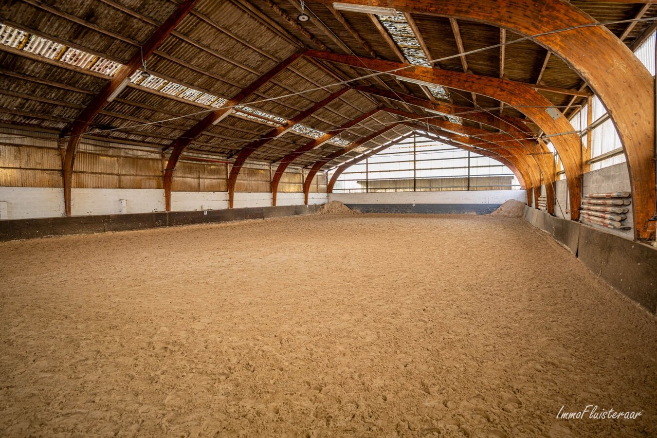 Magnifique complexe &#233;questre avec maison d&#39;entreprise, environ 33 &#233;curies et une piste int&#233;rieure sur plus de 5,6 hectares &#224; Bever (Brabant flamand). 