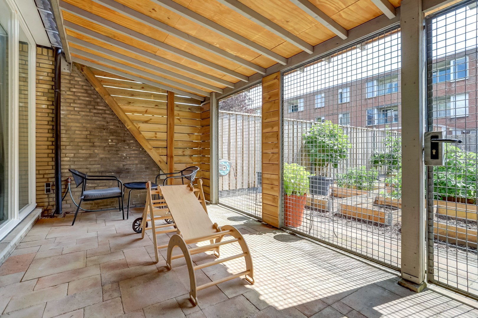 Instapklaar 5-kamer hoekwoning met 4 slaapkamers, moderne keuken en badkamer, ruime onderhoudsvriendelijke tuin en gelegen op EIGEN GROND! 