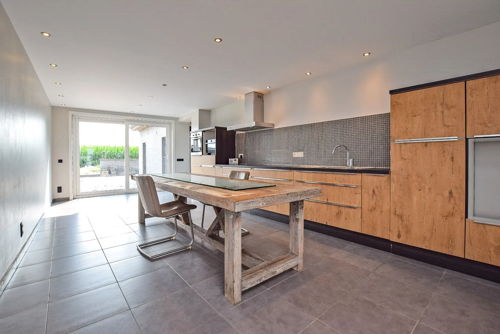 Ruime gerenoveerde woning met prachtige verzichten.
