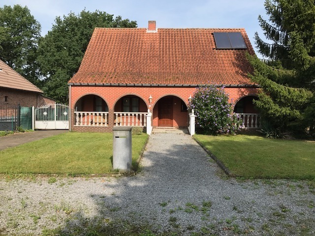 Gezinswoning met grote garage en stallen op ca. 92are te Heusden-Zolder 