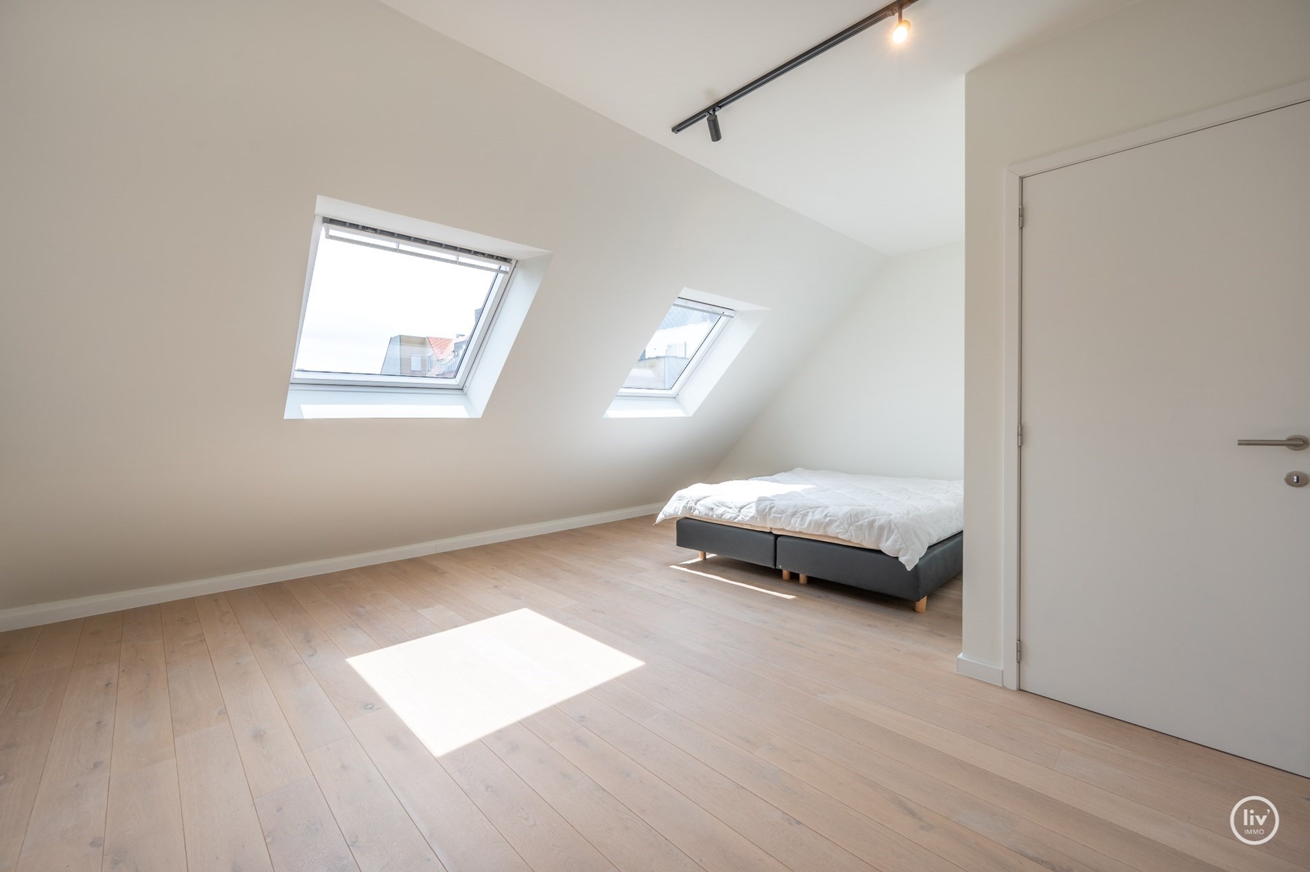 Prachtig, ruime en tevens r&#233;cente triplex (199 m2) in een zijstraat van de lippenslaan vlakbij de zeedijk te Knokke. 