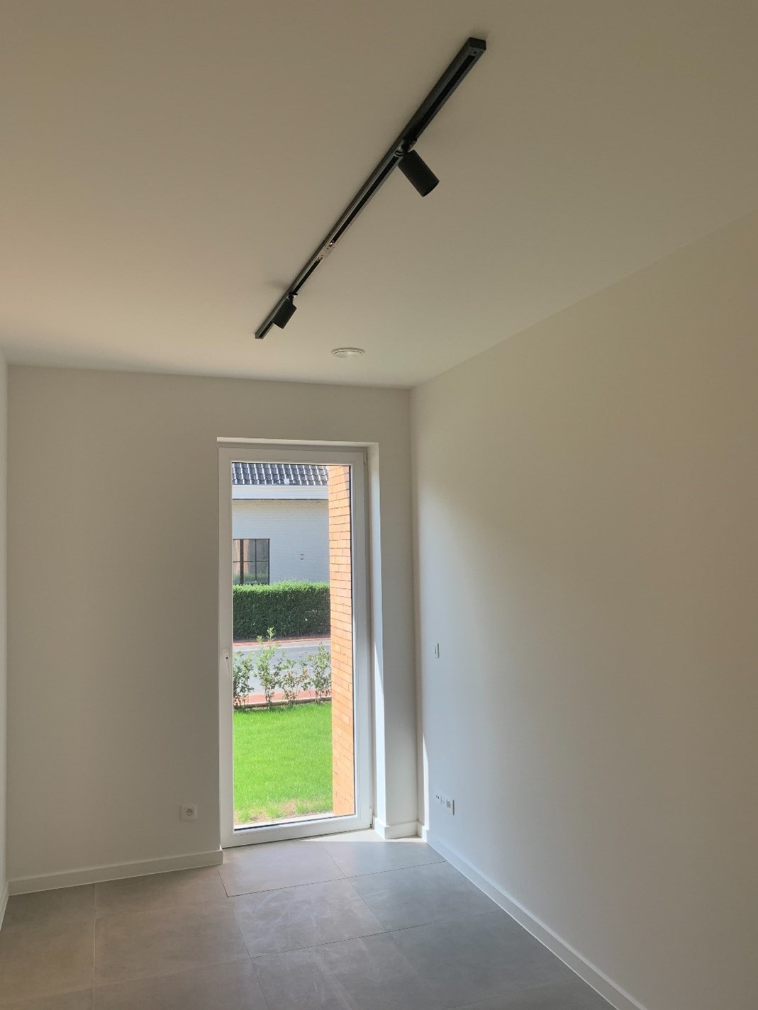 Rustig gelegen 2-slaapkamer appartement met open staanplaats 