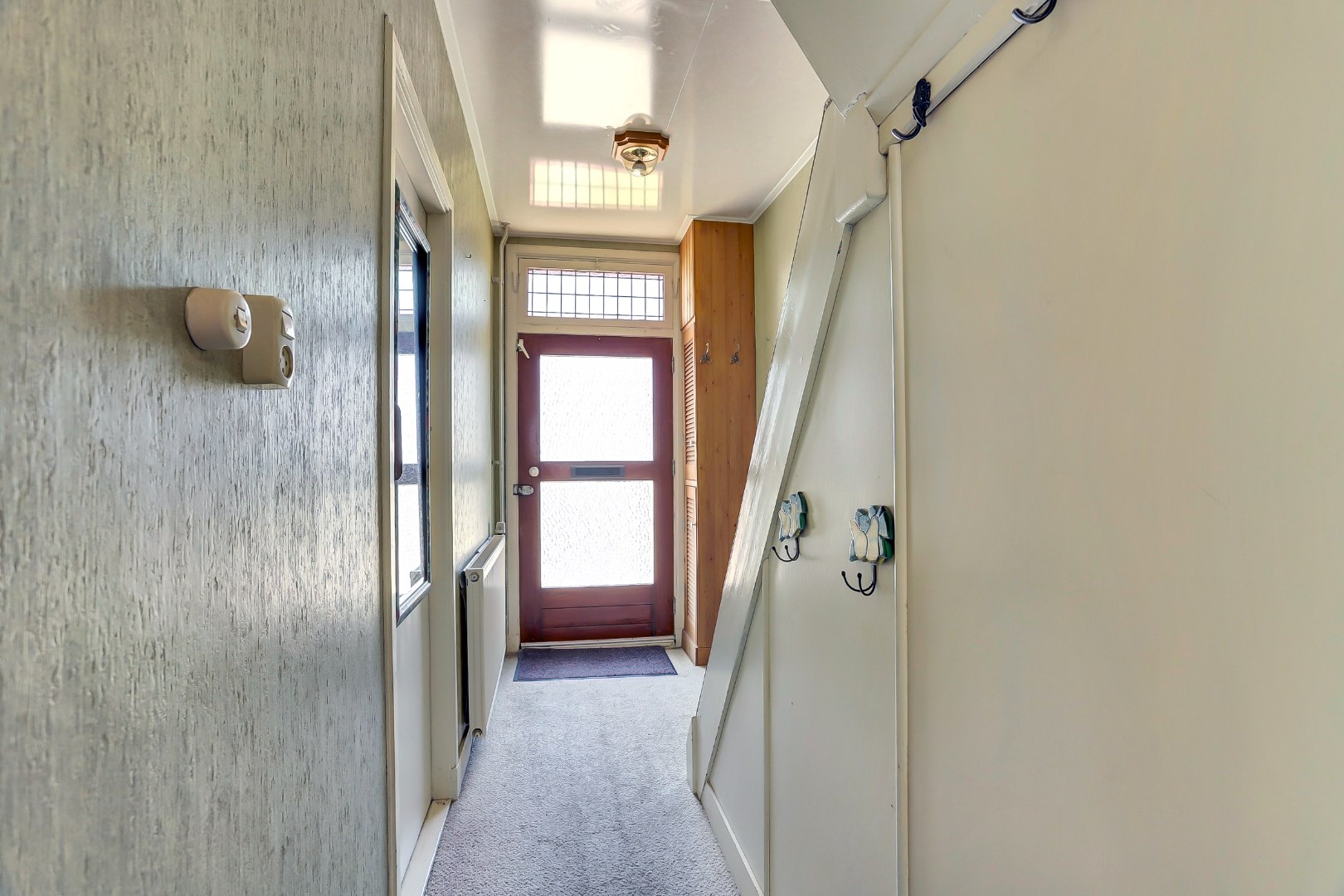 Voor het eerst sinds 1967 weer beschikbaar! Deze karaktervolle jaren ’30 woning met diepe tuin, bergingen en slaapkamer op de begane grond wacht op een nieuwe toekomst. 