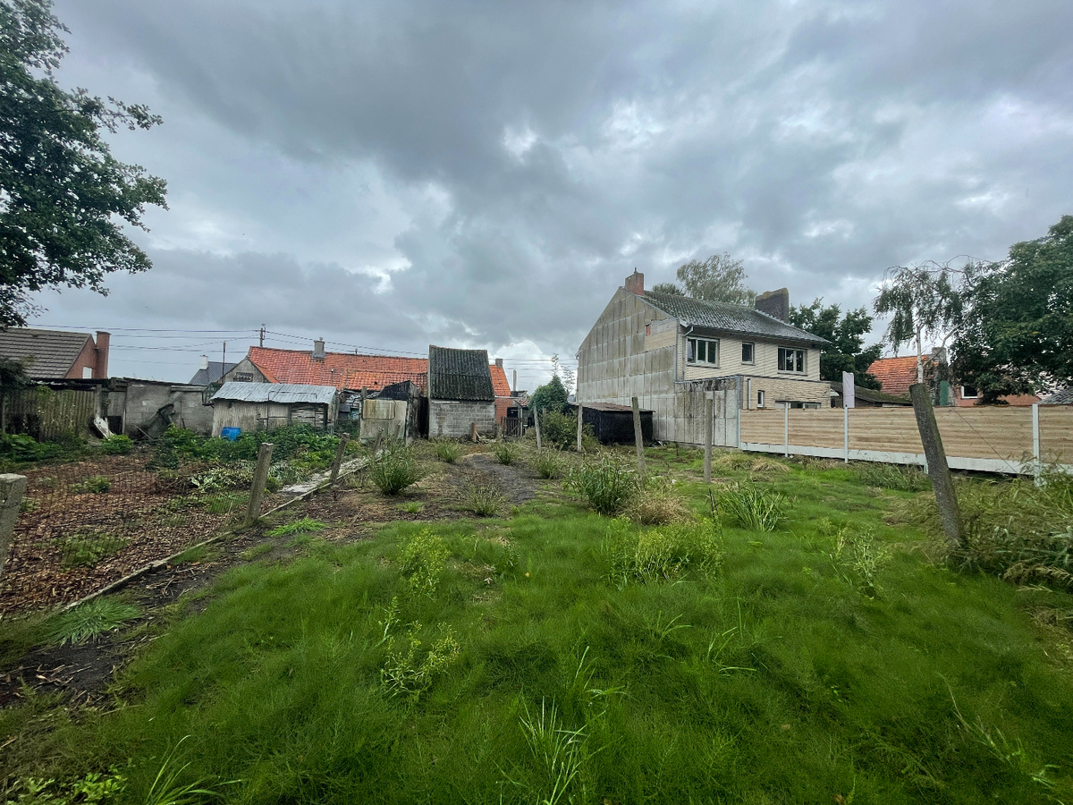 2 ruime grondig te renoveren/af te breken woningen met een gezamelijke grondoppervlakte van 912 m&#178; 