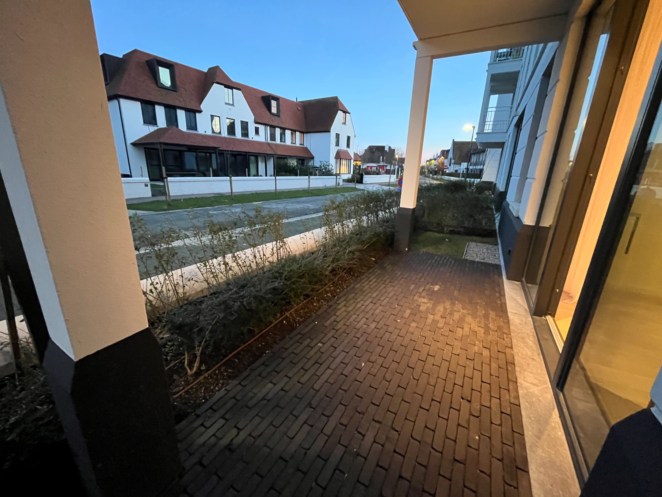 Appartement non meubl&#233; au rez-de-chauss&#233;e avec deux chambres &#224; coucher compl&#232;tes situ&#233; &#224; Duinenwater dans la r&#233;sidence Meerzicht. 