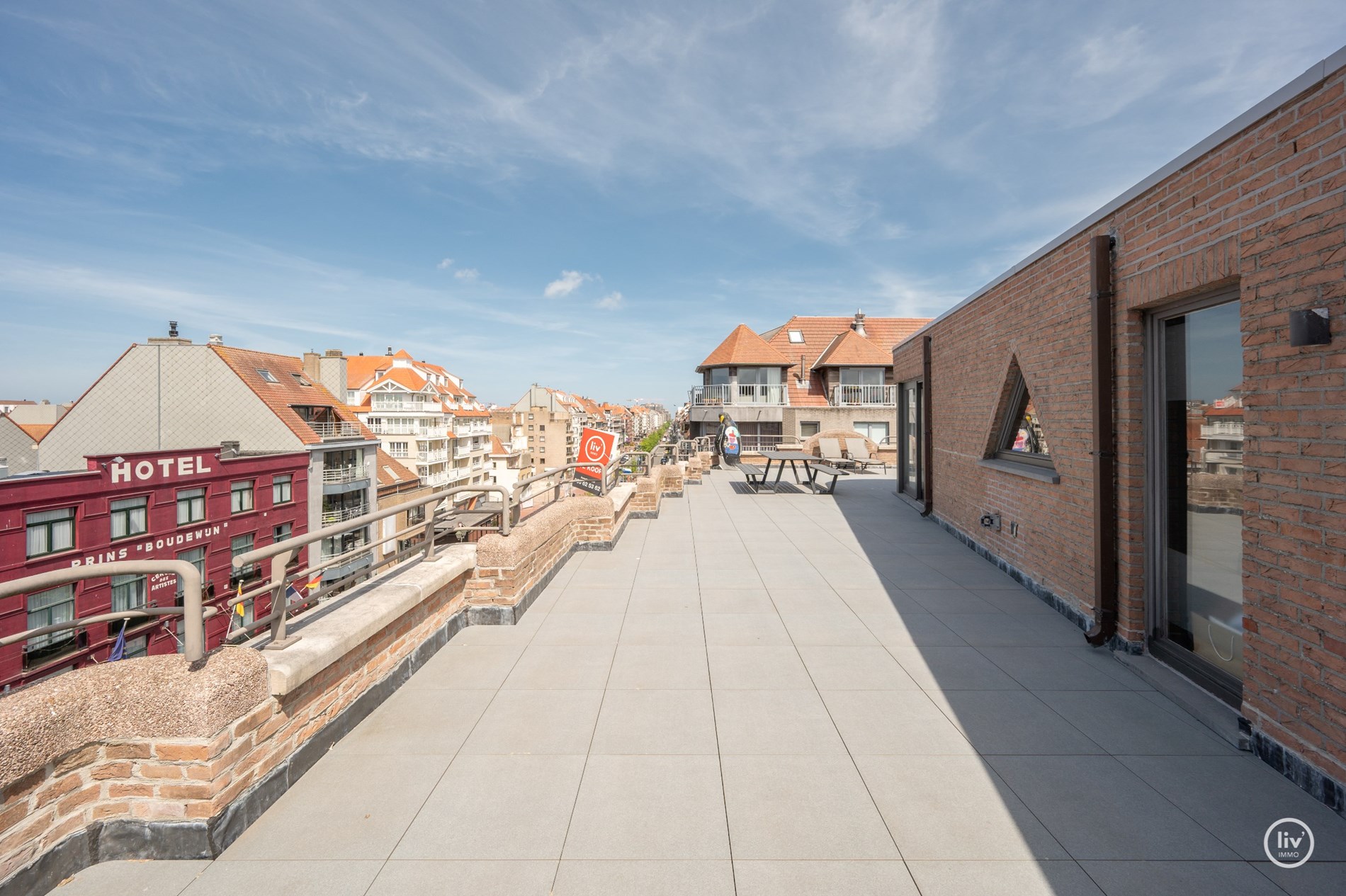 “Unieke Penthouse (1992) te koop op een toplocatie in Knokke –3 -kamerappartement met uitzonderlijke zonneterrassen van meer dan +/- 200m2 . 