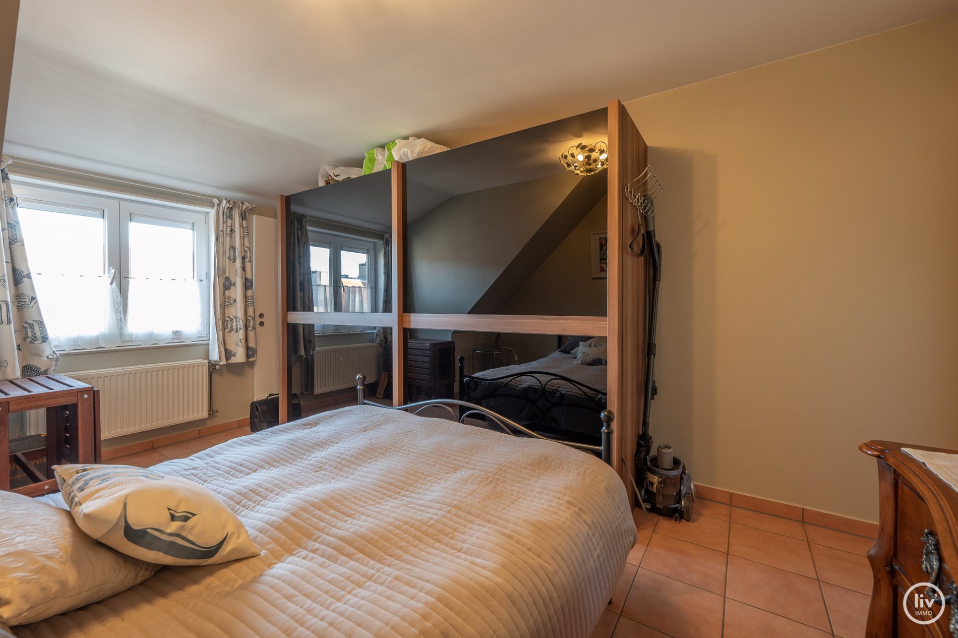 Ruim appartement met 3 slaapkamers en 2 badkamers in Knokke met open zicht in de straat. 