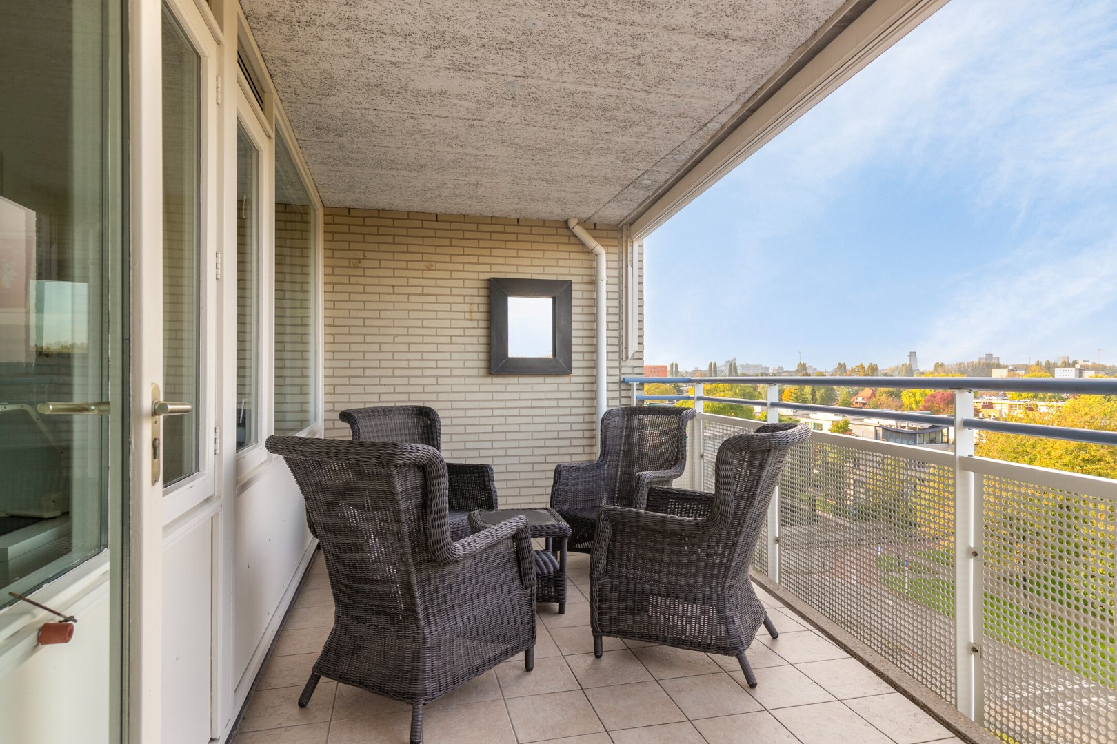 Aan het prinsenpark gelegen 3-kamer appartement met een ruim terras, eigen parkeerplaats en view naar de Skyline van Rotterdam! 