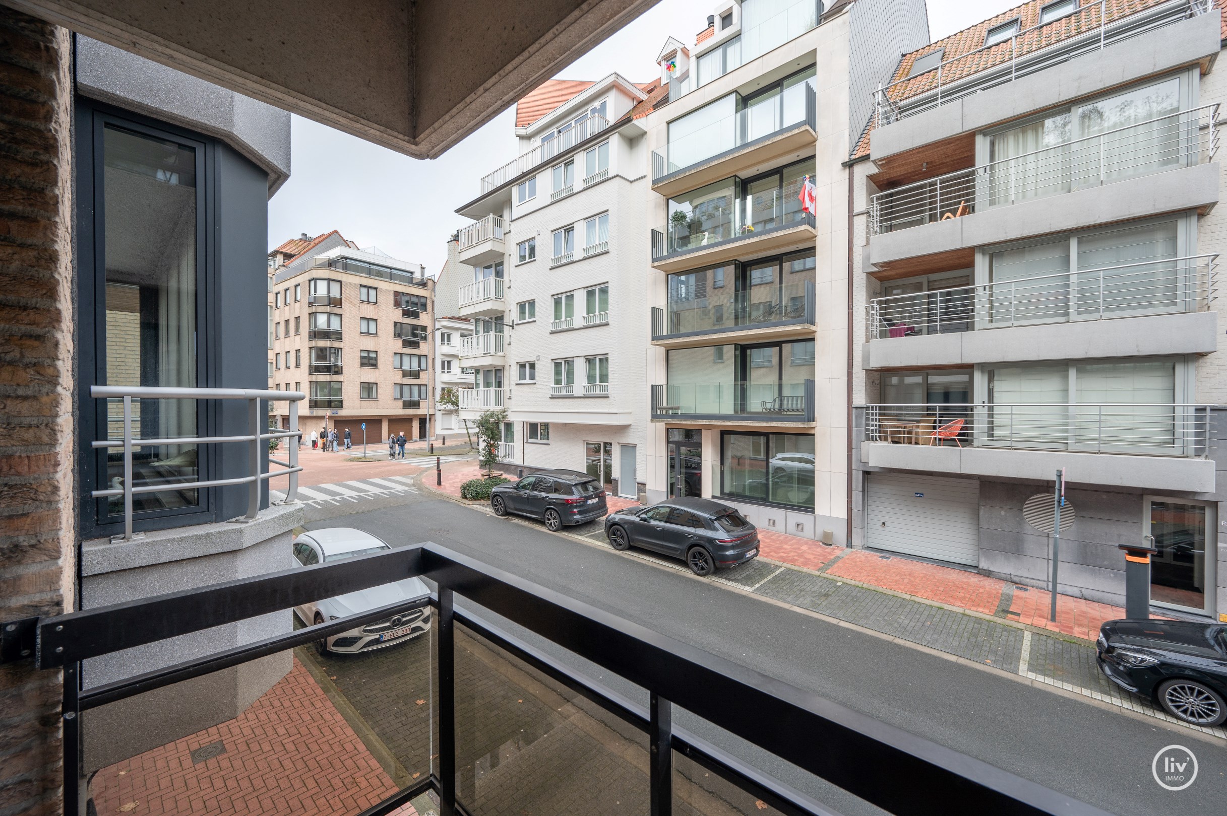 Agr&#233;able appartement spacieux de 2 chambres avec une belle largeur de fa&#231;ade, situ&#233; au centre de la rue Blancgarin &#224; Knokke. 