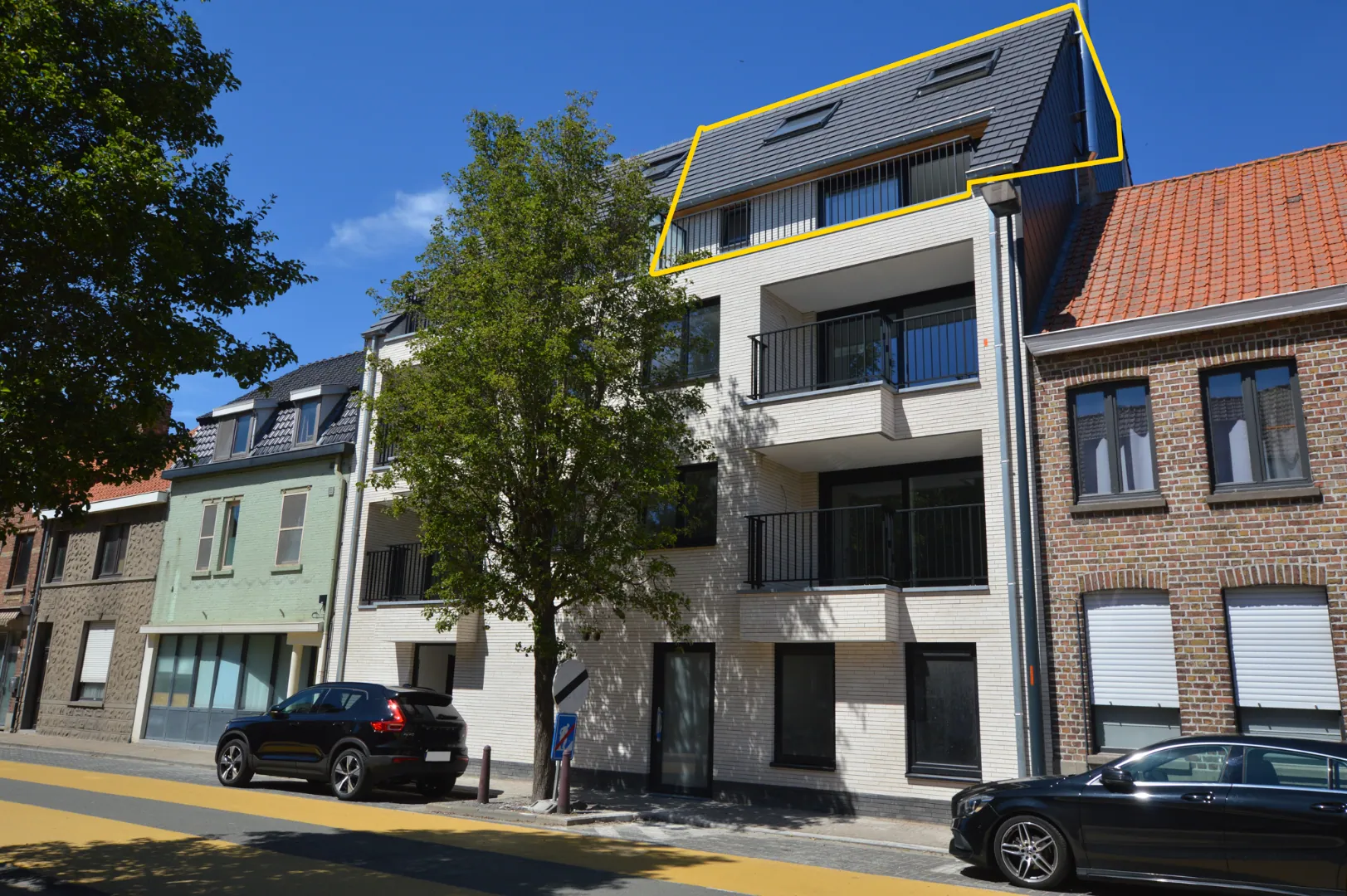 Nieuwbouw duplex te huur met twee slaapkamers en inpandige garage