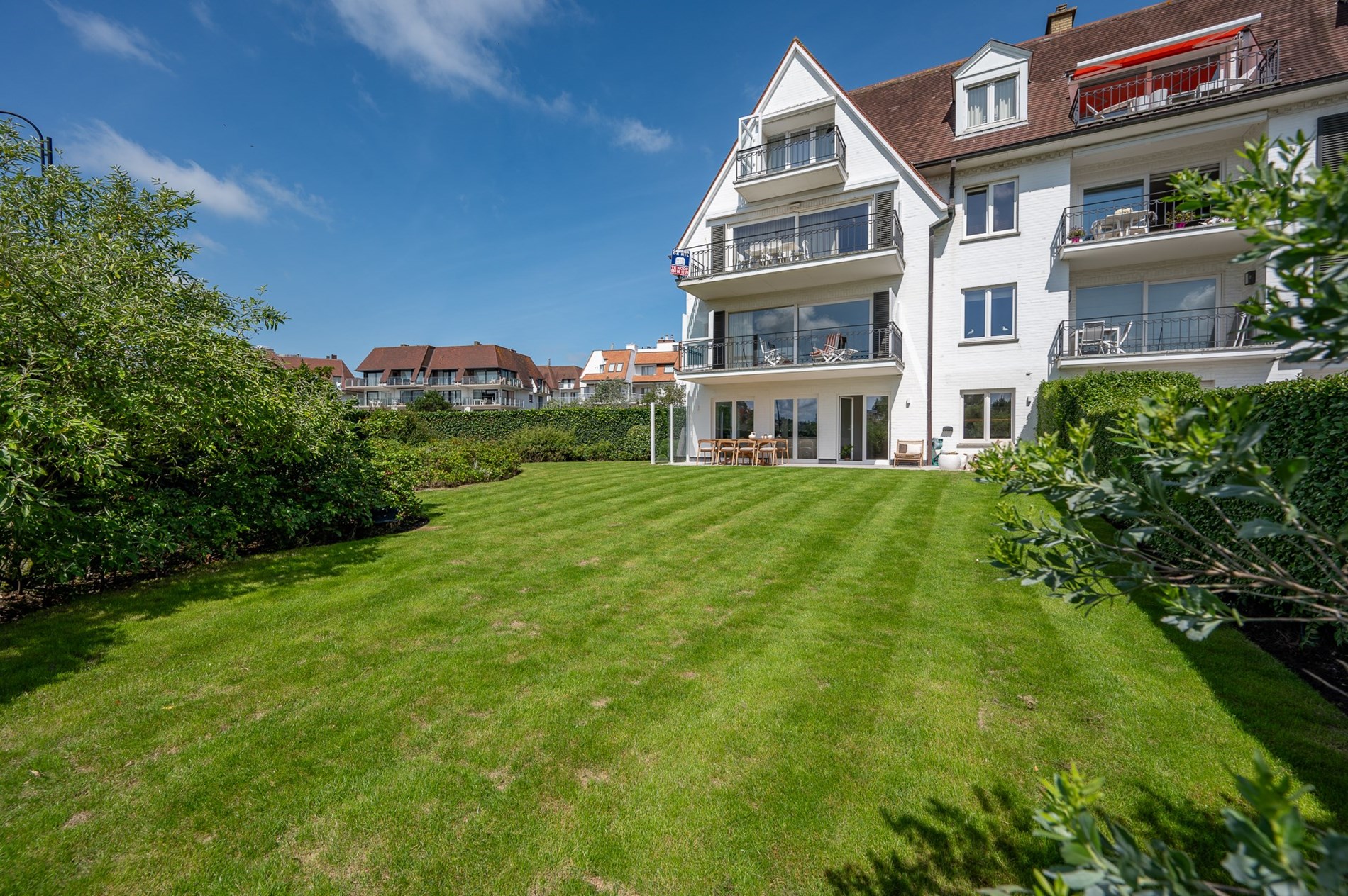 Superbe appartement d&#39;angle magnifiquement r&#233;nov&#233; avec jardin dans une r&#233;sidence de villas &#224; quelques pas de la plage, en plein cœur du Zoute. 