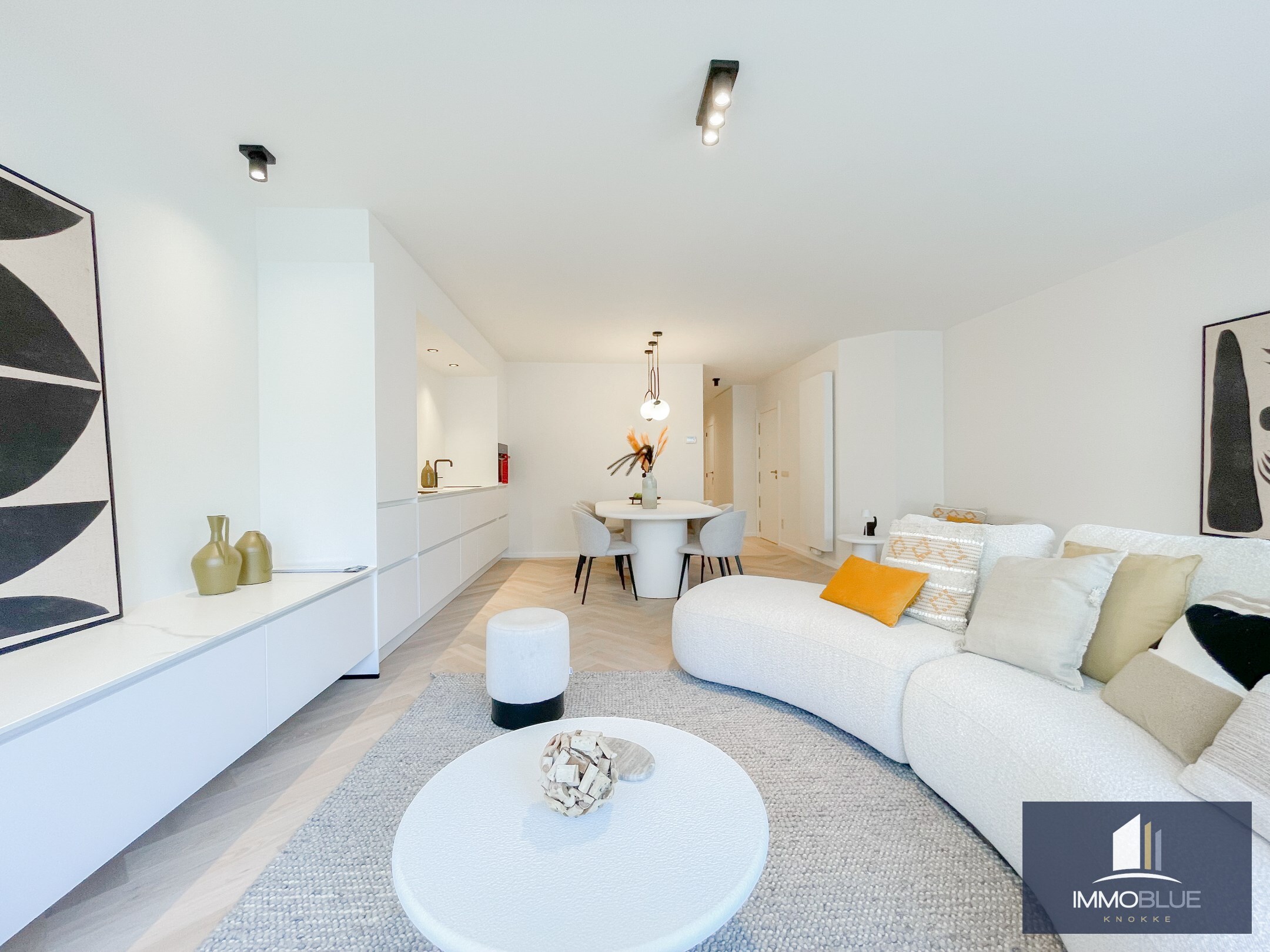 Volledig gerenoveerd lichtrijk appartement met een mooi zijdelings zeezicht, gelegen nabij het Driehoeksplein. 