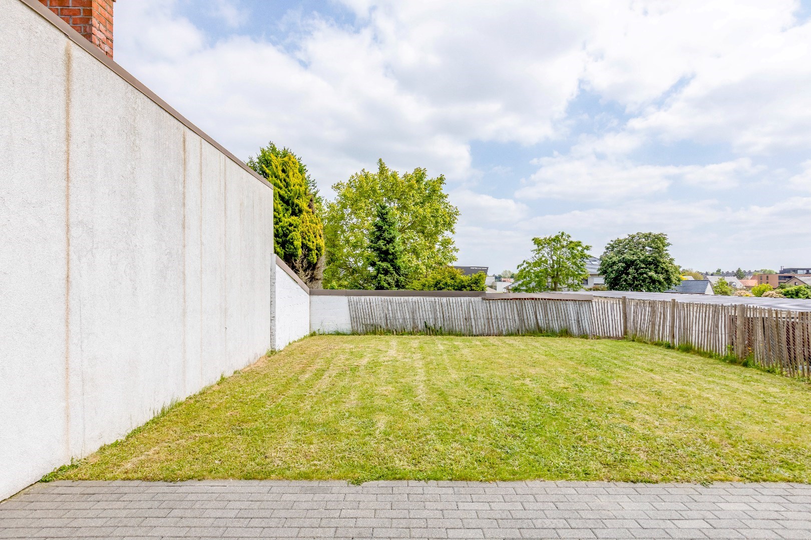 Lichtrijk gelijkvloers appartement met terras en tuin 