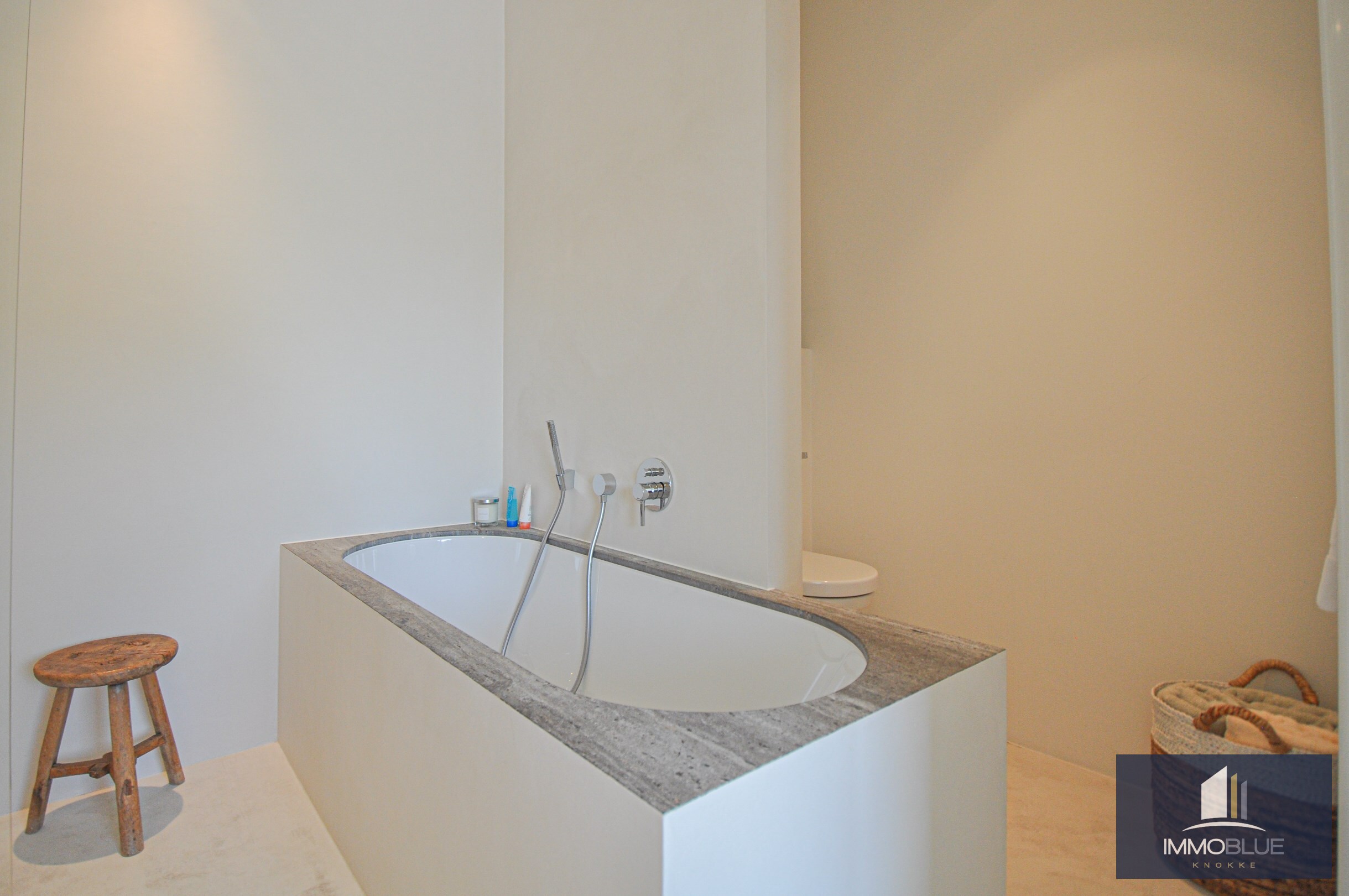 Subliem hoekappartement met ruime terrassen gelegen in het prestigieuze domein Tennis Garden. 