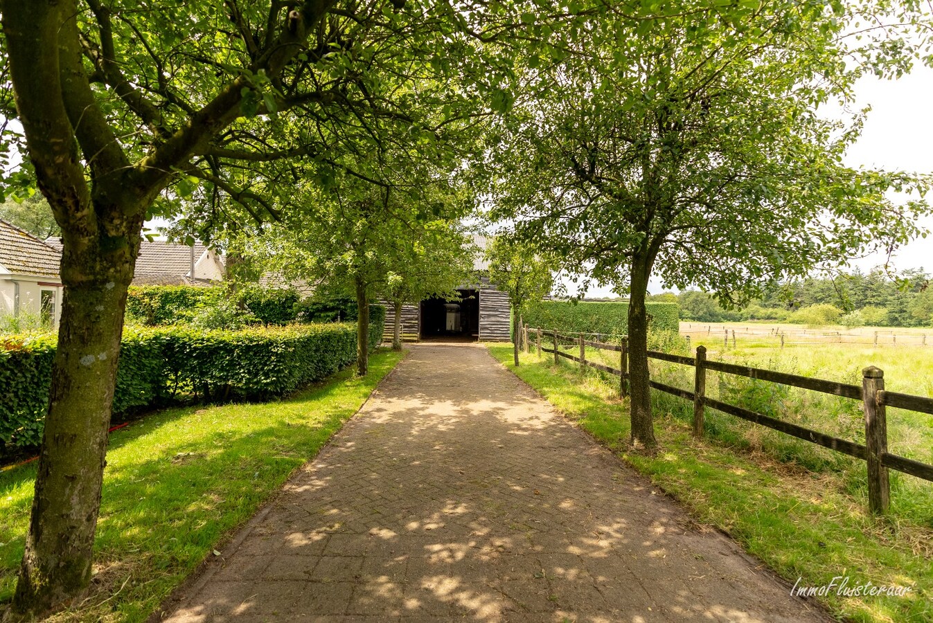 Authentiek landhuis met ruim stalgebouw en weides op ca. 1 ha te Weelde (Optioneel bij te kopen weide van ca. 1 ha) 