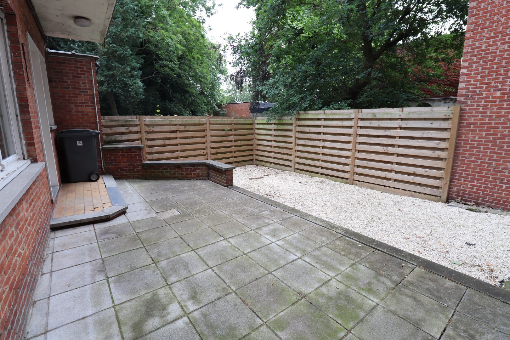 Ruim handelspand (+/- 400m&#178;) te huur gelegen op TOPLOCATIE in Geel! 