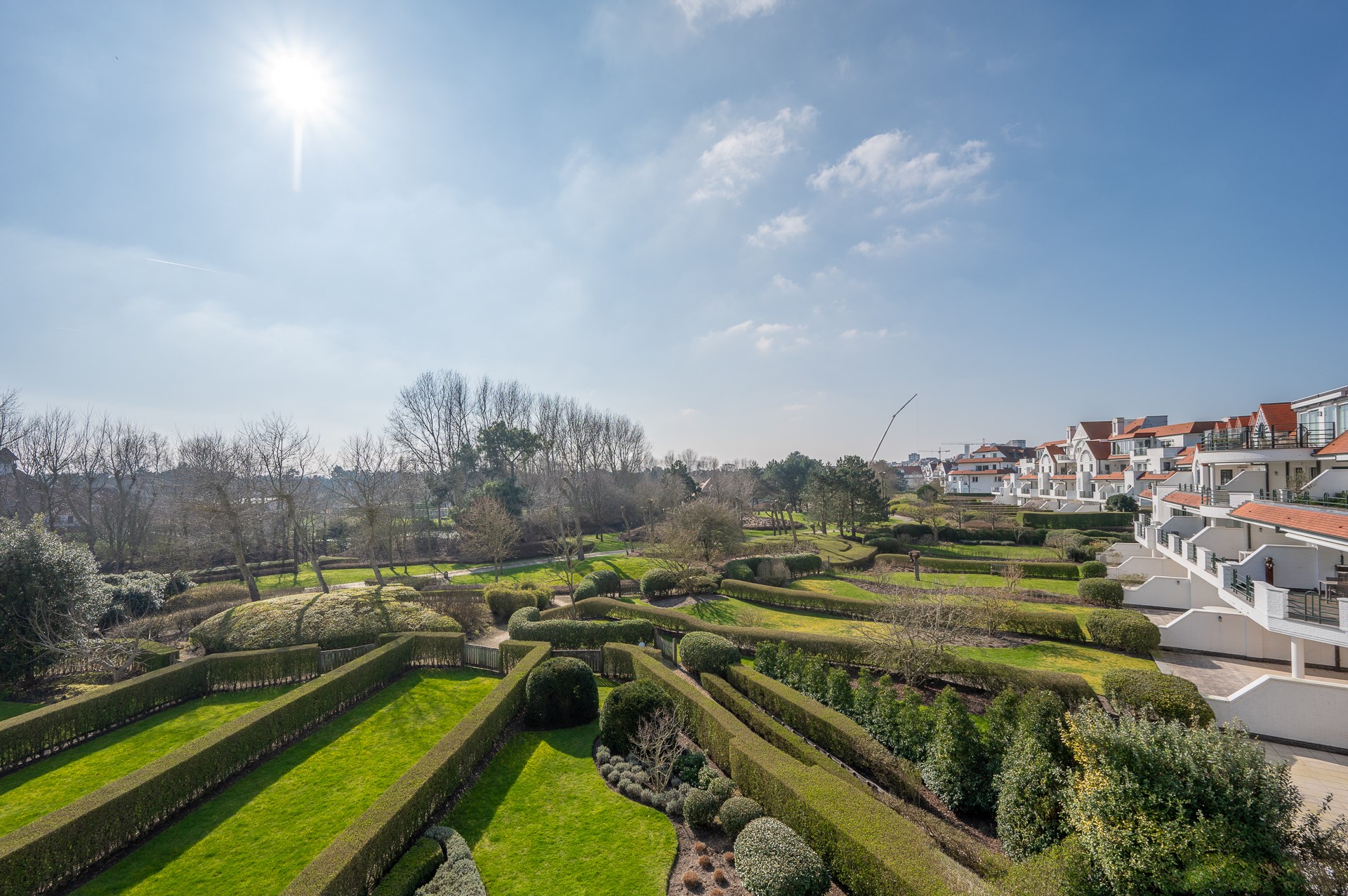 Appartement d&#39;angle exceptionnellement r&#233;nov&#233; situ&#233; au cœur du Zoute, dans le domaine tr&#232;s exclusif Tennis Gardens - un parc priv&#233; d&#39;environ 5 hectares, &#224; proximit&#233; de la mer et &#224; distance de marche d 