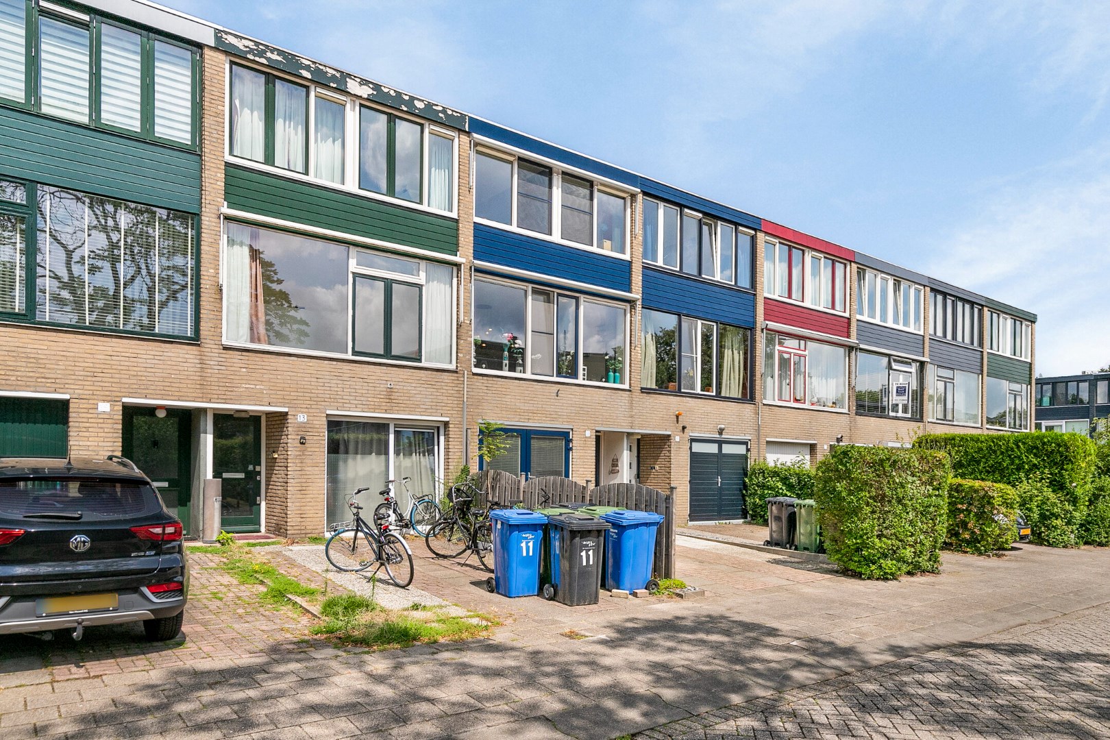 Keurige 6-kamer drive-in woning met moderne keuken, nette badkamer, 5 slaapkamers, zonnige tuin en eigen parkeerplaats! 