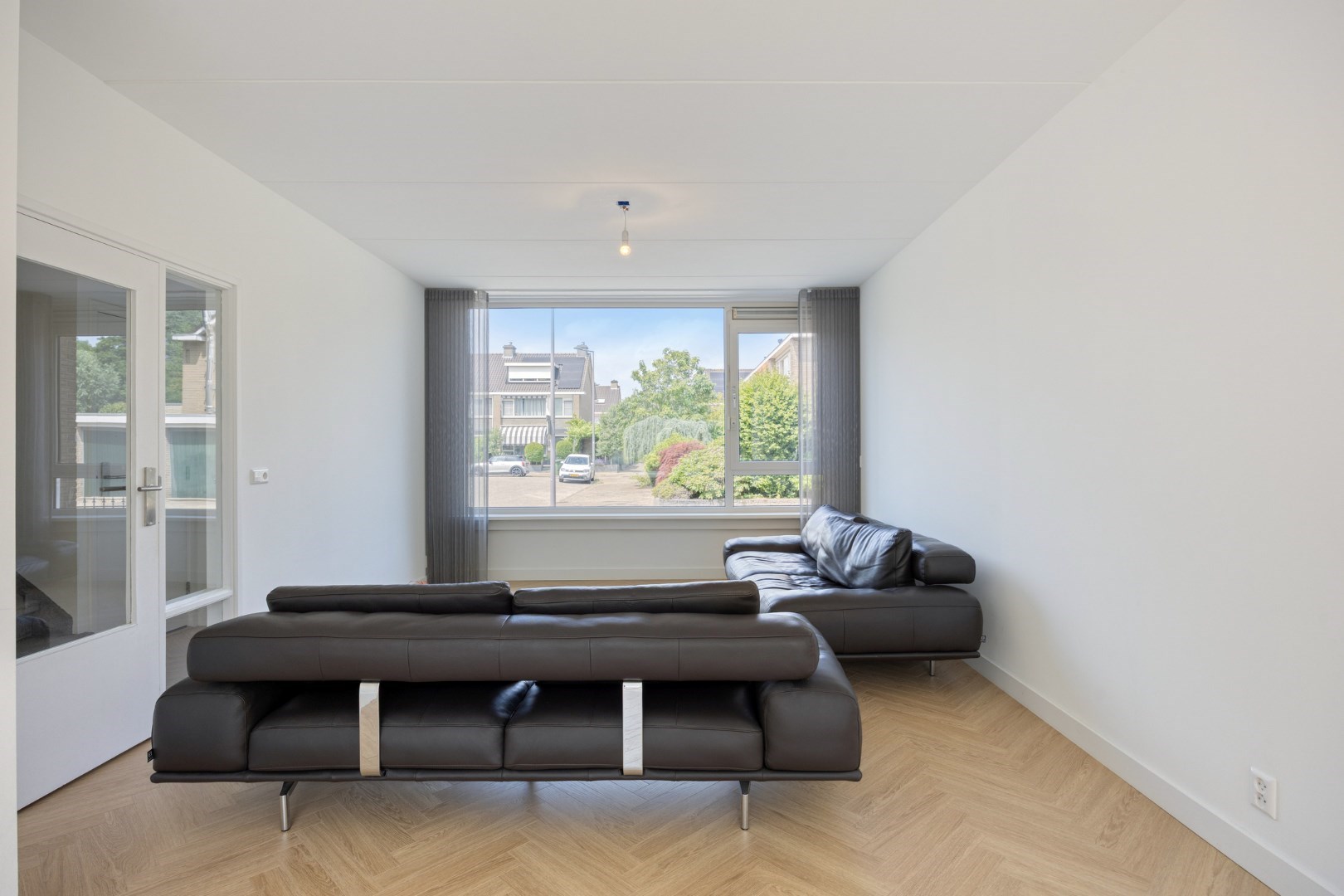 Ruime eengezinswoning met 5 kamers op eigen grond, 11 zonnepanelen en een centrale ligging in de wijk Ommoord. 