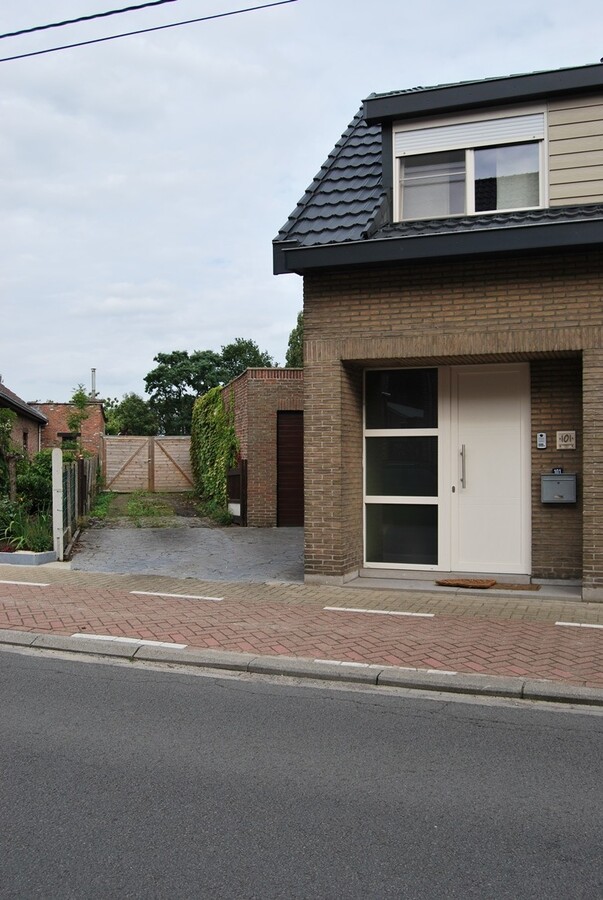 Instapklare woning met 2 stallen op ca.4000m&#178; te Lebbeke 