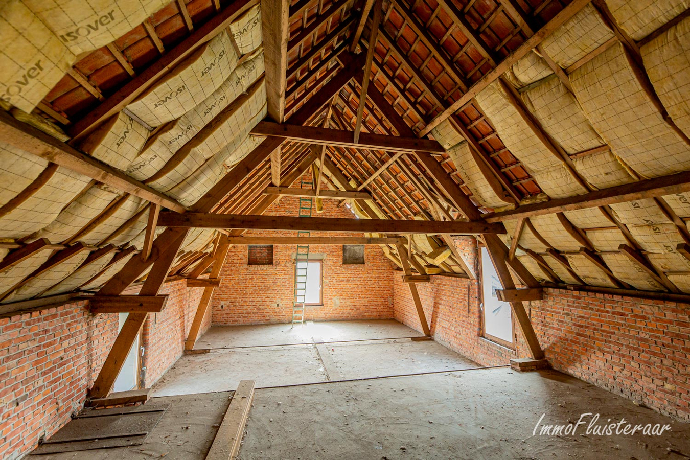 Hedendaagse villa met aanhorigheden op een perceeloppervlakte van 1,6 ha te Belsele 