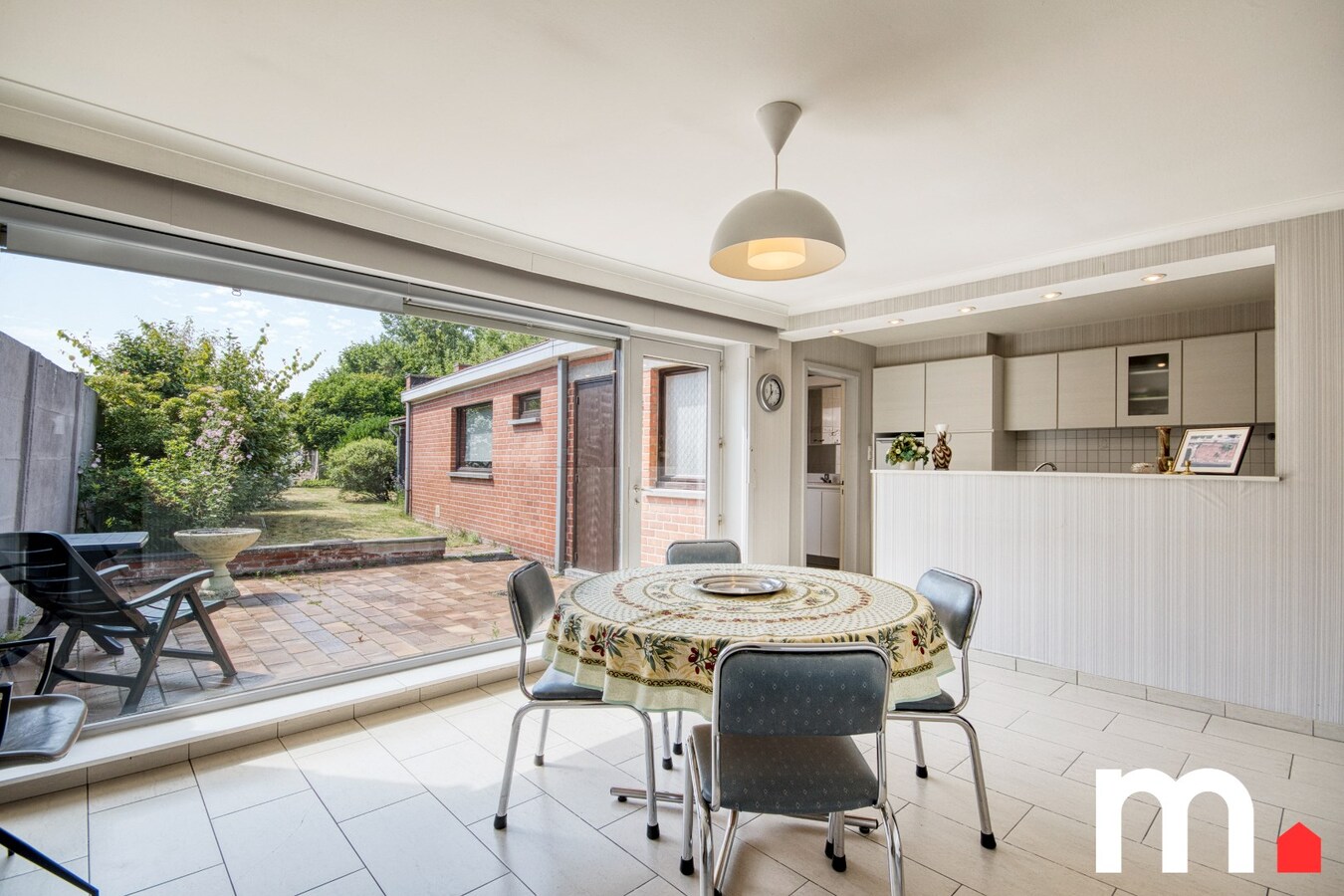 Ruime gezinswoning met grote garage, zuidgericht terras en tuin te Heule ! 