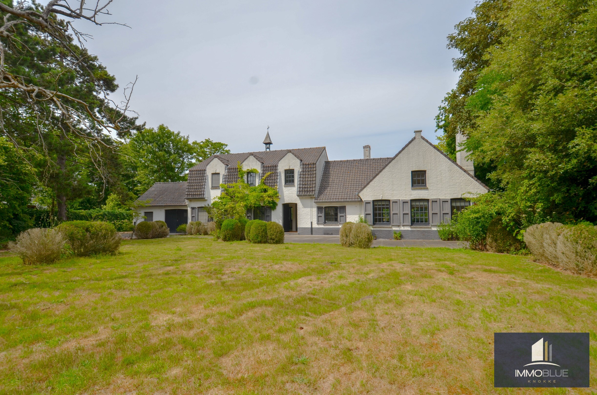 Villa exclusive, situ&#233;e au calme sur un terrain de 1.628 m&#178;, &#224; proximit&#233; du Royal Zoute Tennis Club. 
