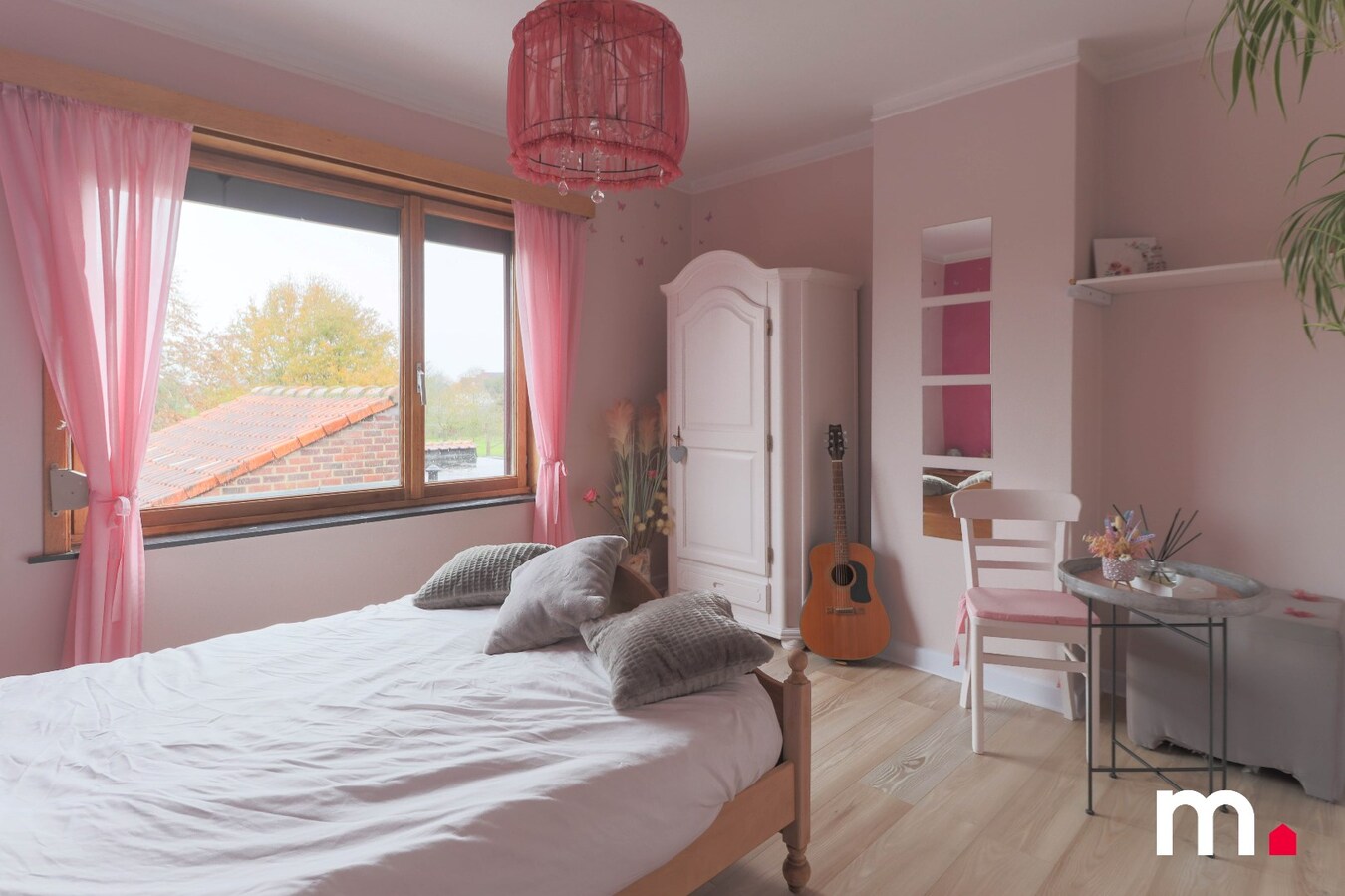 Halfopen bebouwing met grote tuin, garage  en 3 slaapkamers ! 