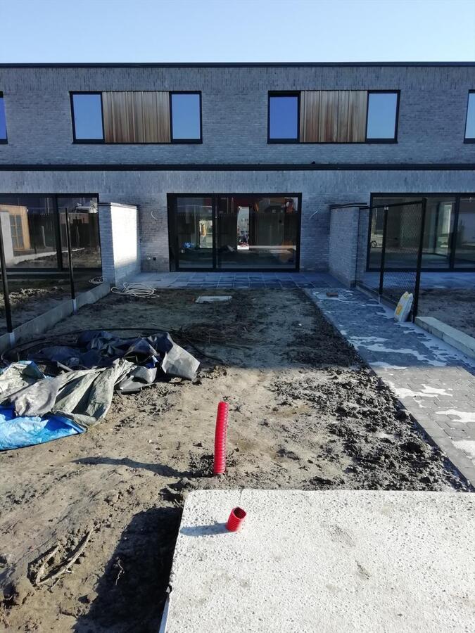 Instapklaar, geschilderde nieuwbouwwoning 