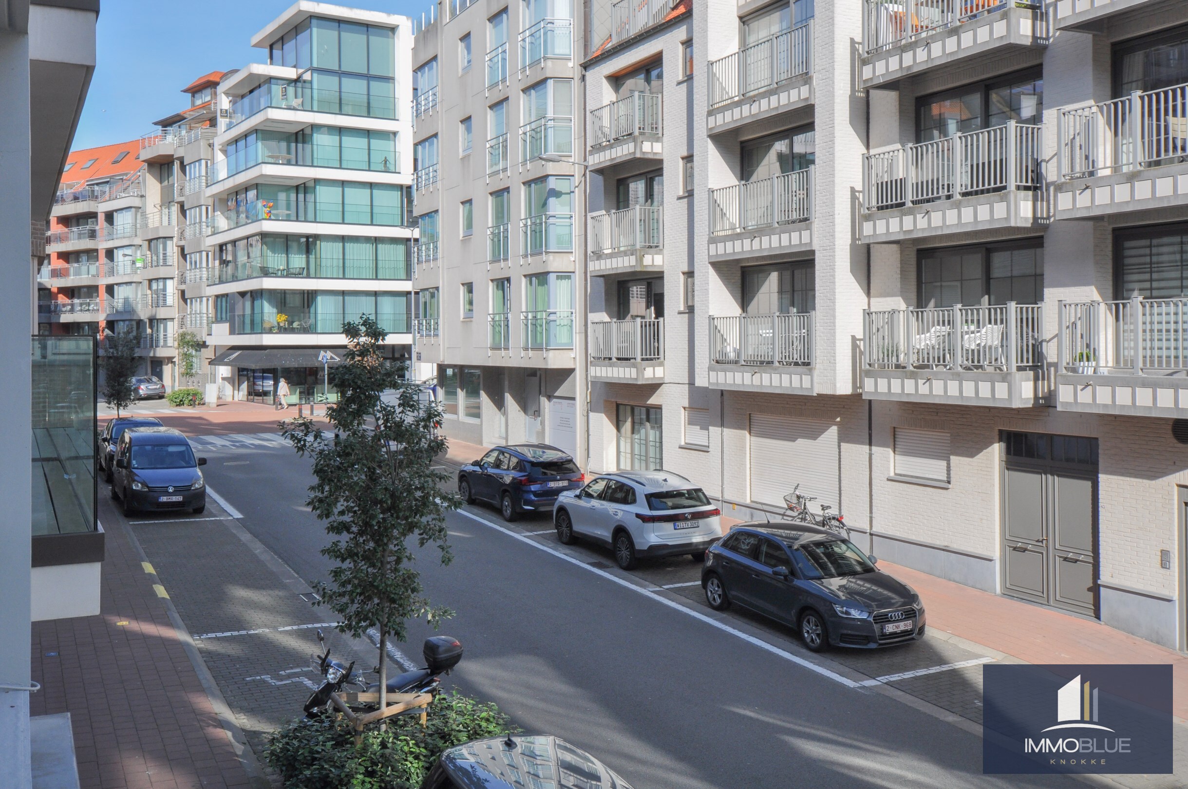 Centraal gelegen, instapklaar zonnig tweeslaapkamerappartement op enkele stappen van de zee en het commercieel centrum. 