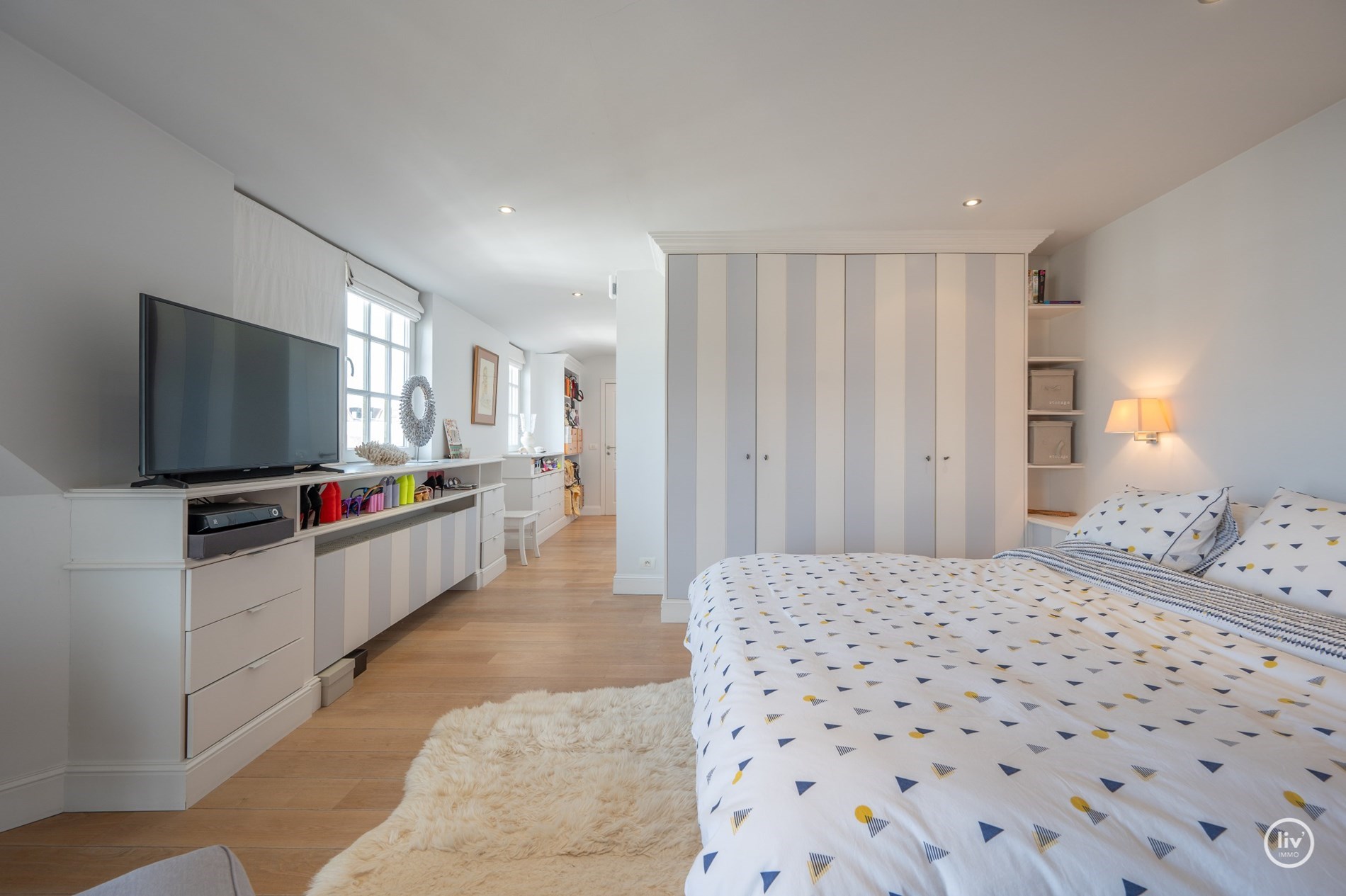 Duplex d&#39;angle de 160 m2 avec de magnifiques vues d&#233;gag&#233;es sur l&#39;avenue Dumortier &#224; Knokke. 