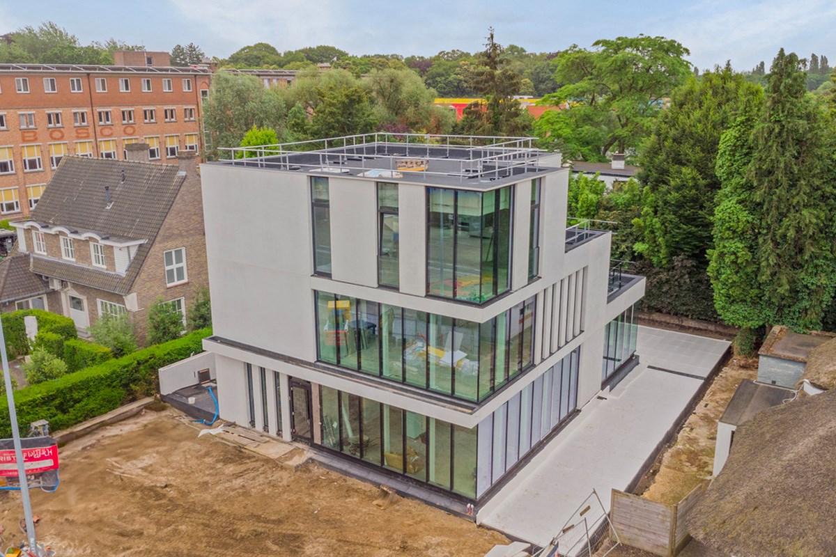 Nieuwbouw kantoorgebouw met appartement te koop in Gent