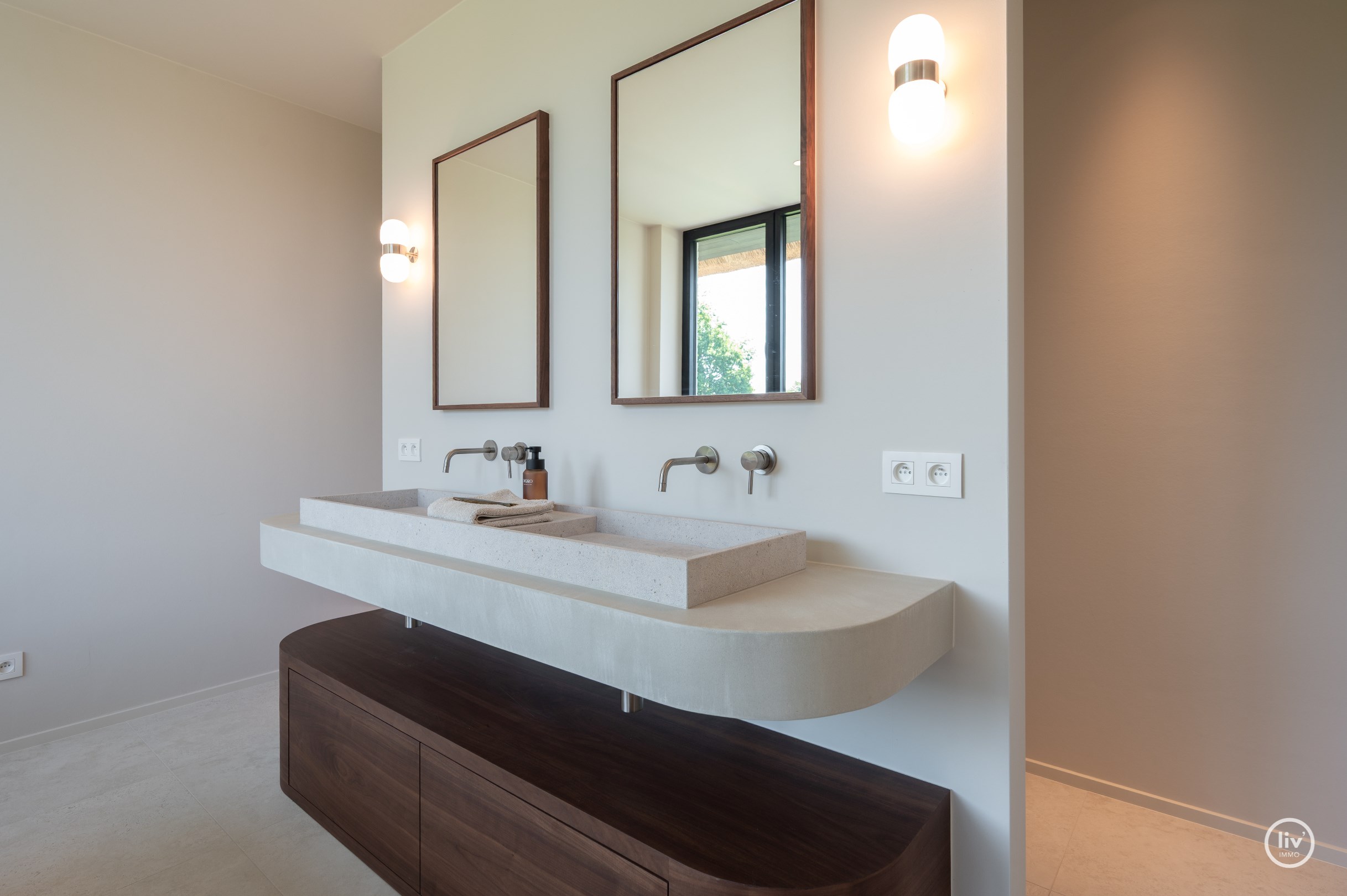 Journ&#233;e portes ouvertes samedi 4/07 de 14h &#224; 16h. Villa neuve exclusive avec piscine et jardin orient&#233; sud sur un grand terrain de 1.071m2. 