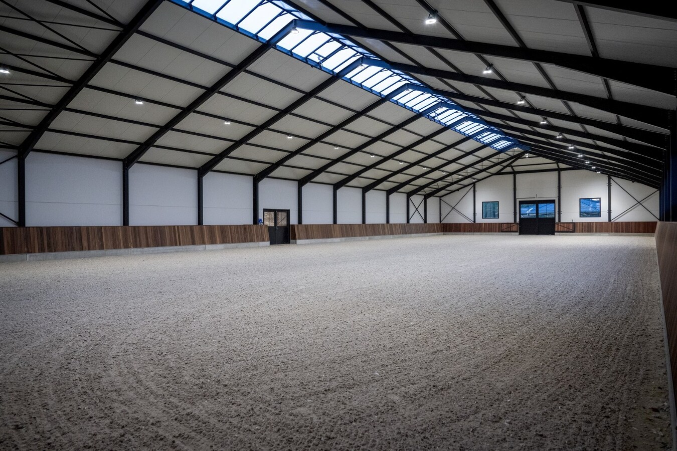 Exclusieve professionele hippische accommodatie (nieuwbouw) met villa op ca. 9 ha te Neerpelt 