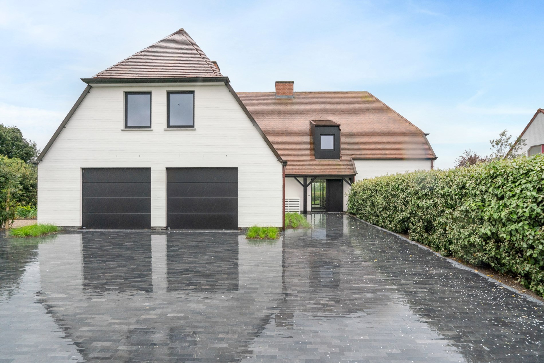 Prachtig gerenoveerde alleenstaande villa met zwembad en een OPEN ZICHT over de polders. 